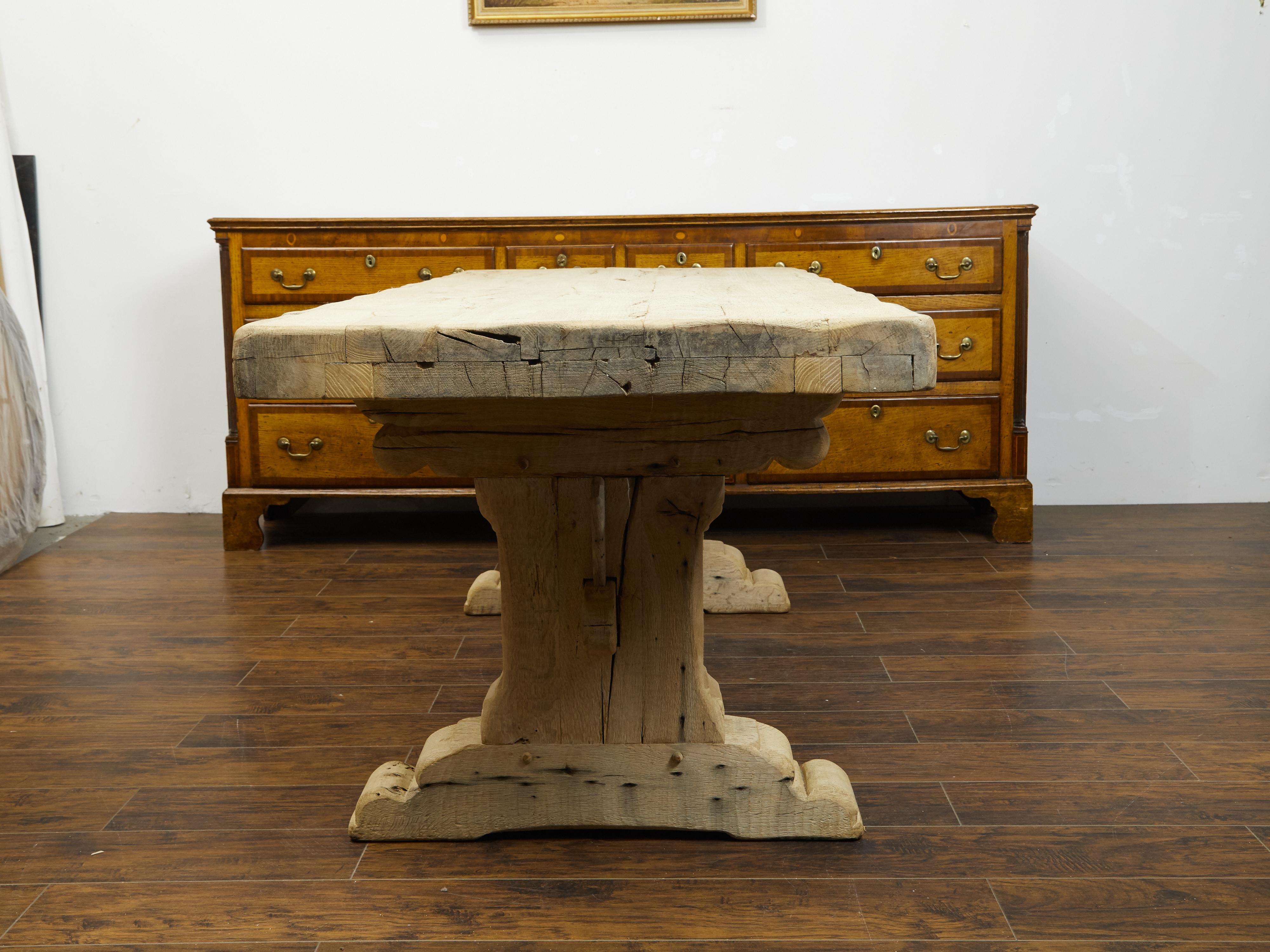 Chêne Table de ferme rustique française en chêne des années 1880 avec base à tréteaux et patine naturelle en vente
