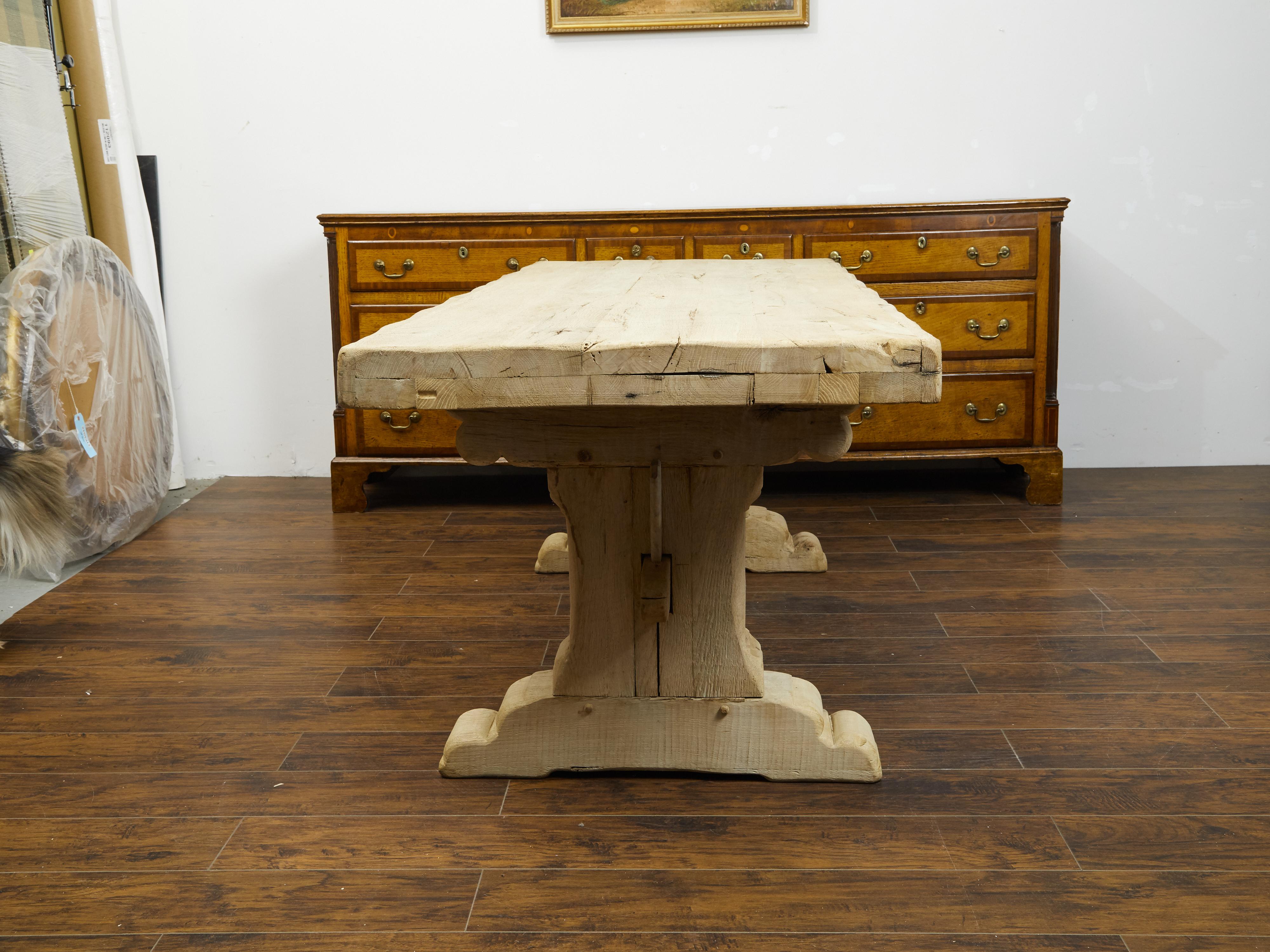 Table de ferme rustique française en chêne des années 1880 avec base à tréteaux et patine naturelle en vente 2