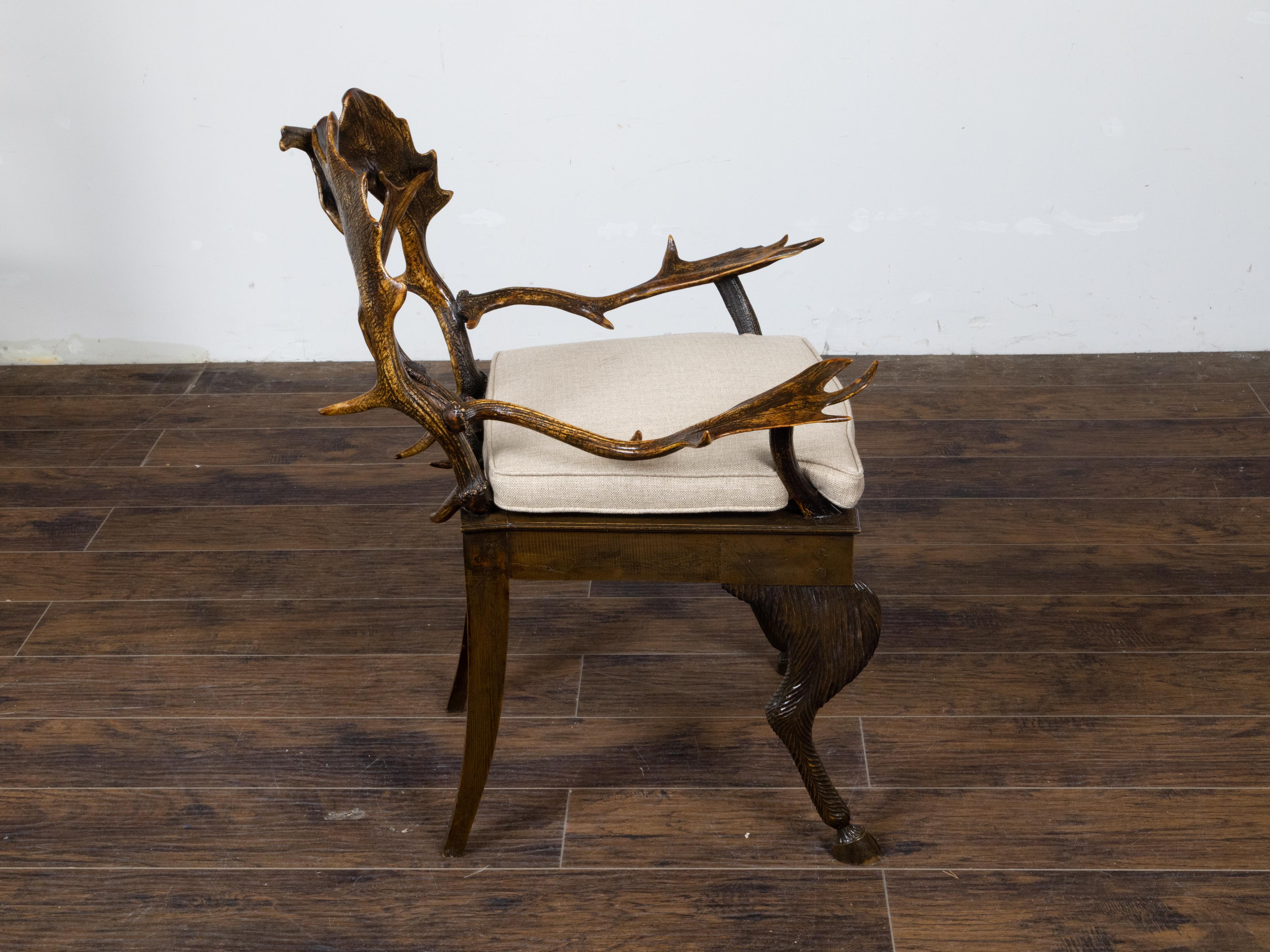 Rustikales Französisch 1880er  Sessel mit Rückenlehne und Armlehnen aus Geweih, Polsterung (Geschnitzt) im Angebot