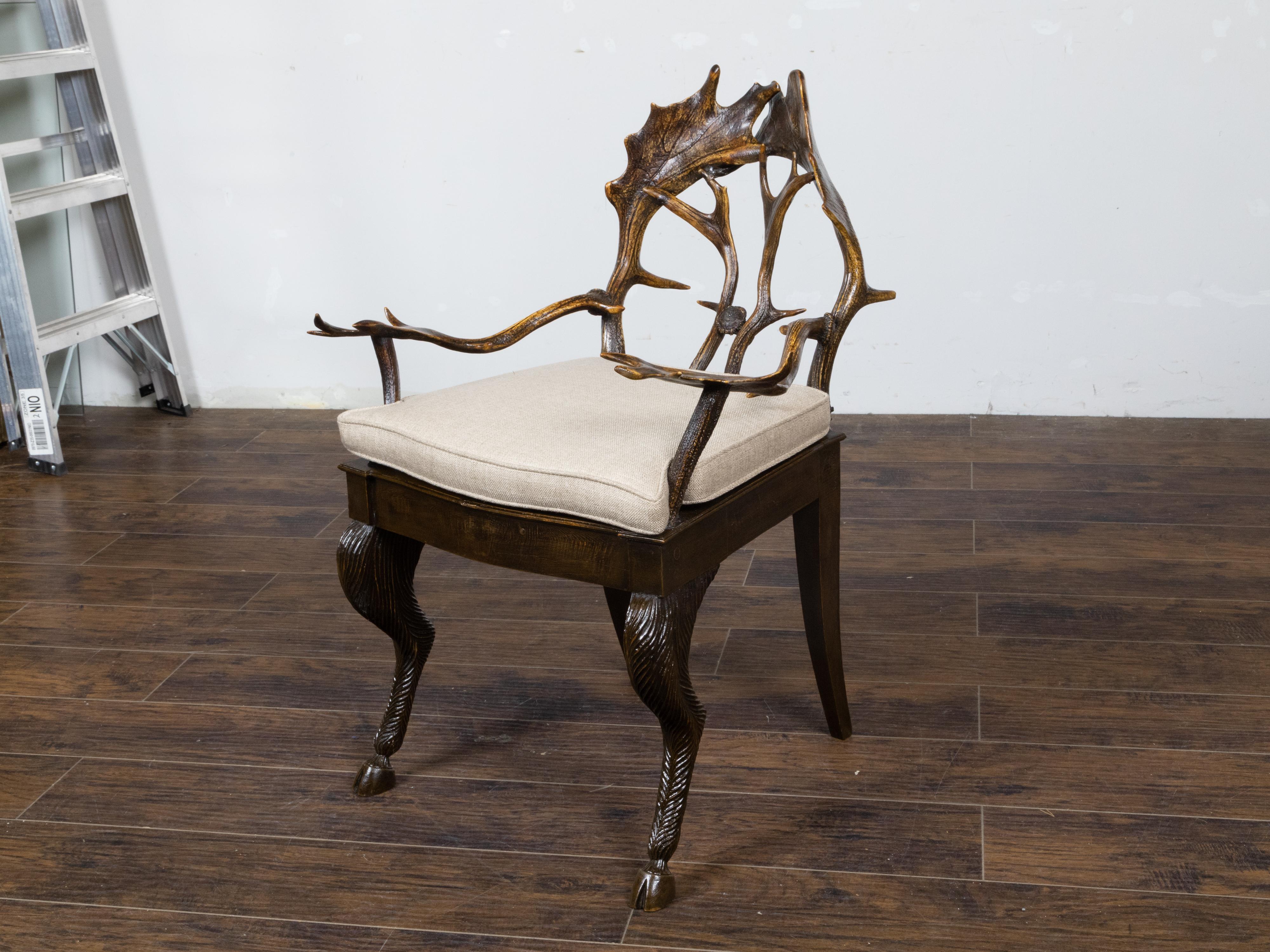 Rustikales Französisch 1880er  Sessel mit Rückenlehne und Armlehnen aus Geweih, Polsterung (Holz) im Angebot