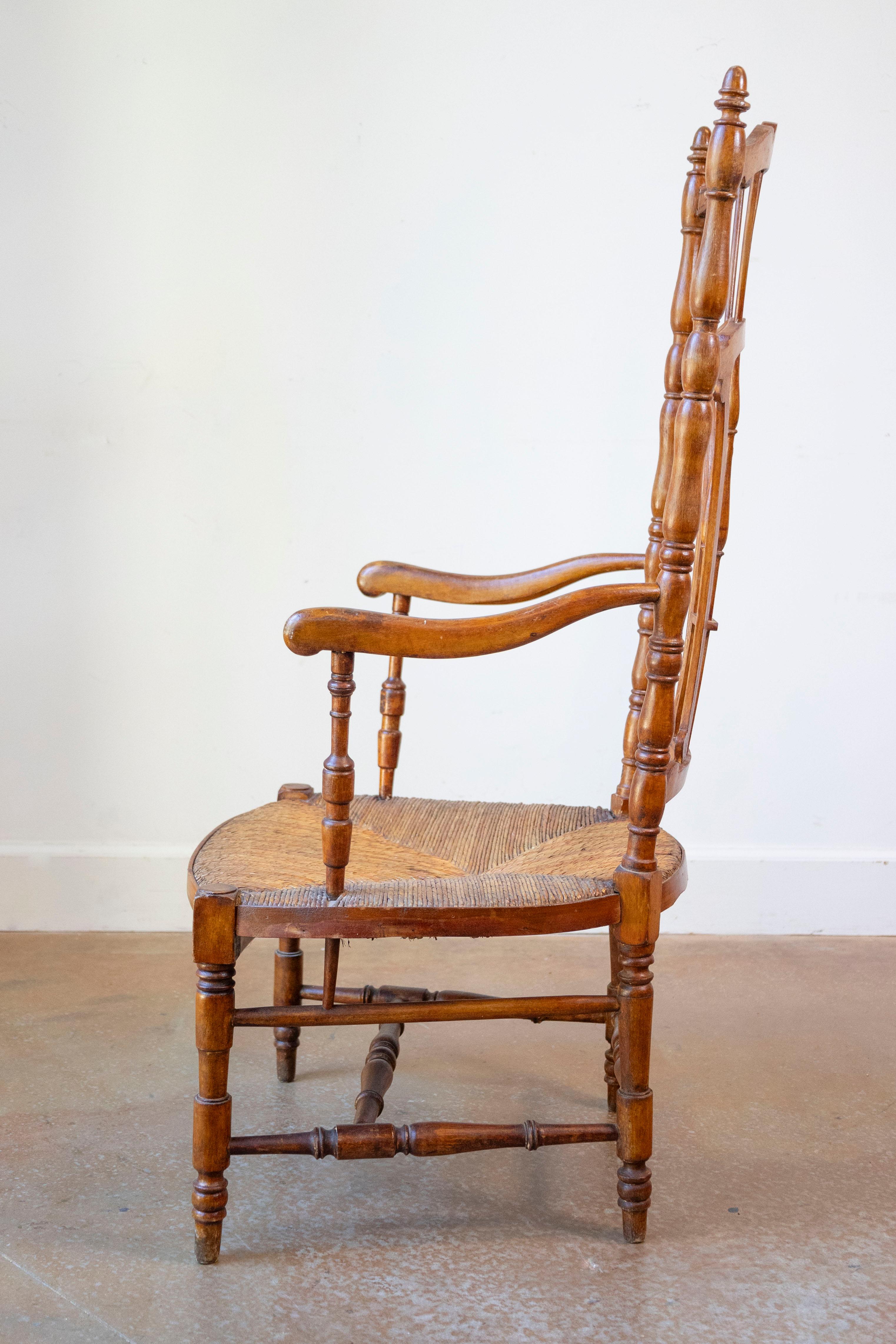 Stile provenzale Poltrona rustica francese del 1890 in legno di ciliegio con seduta in giunco e schienale a covoni in vendita