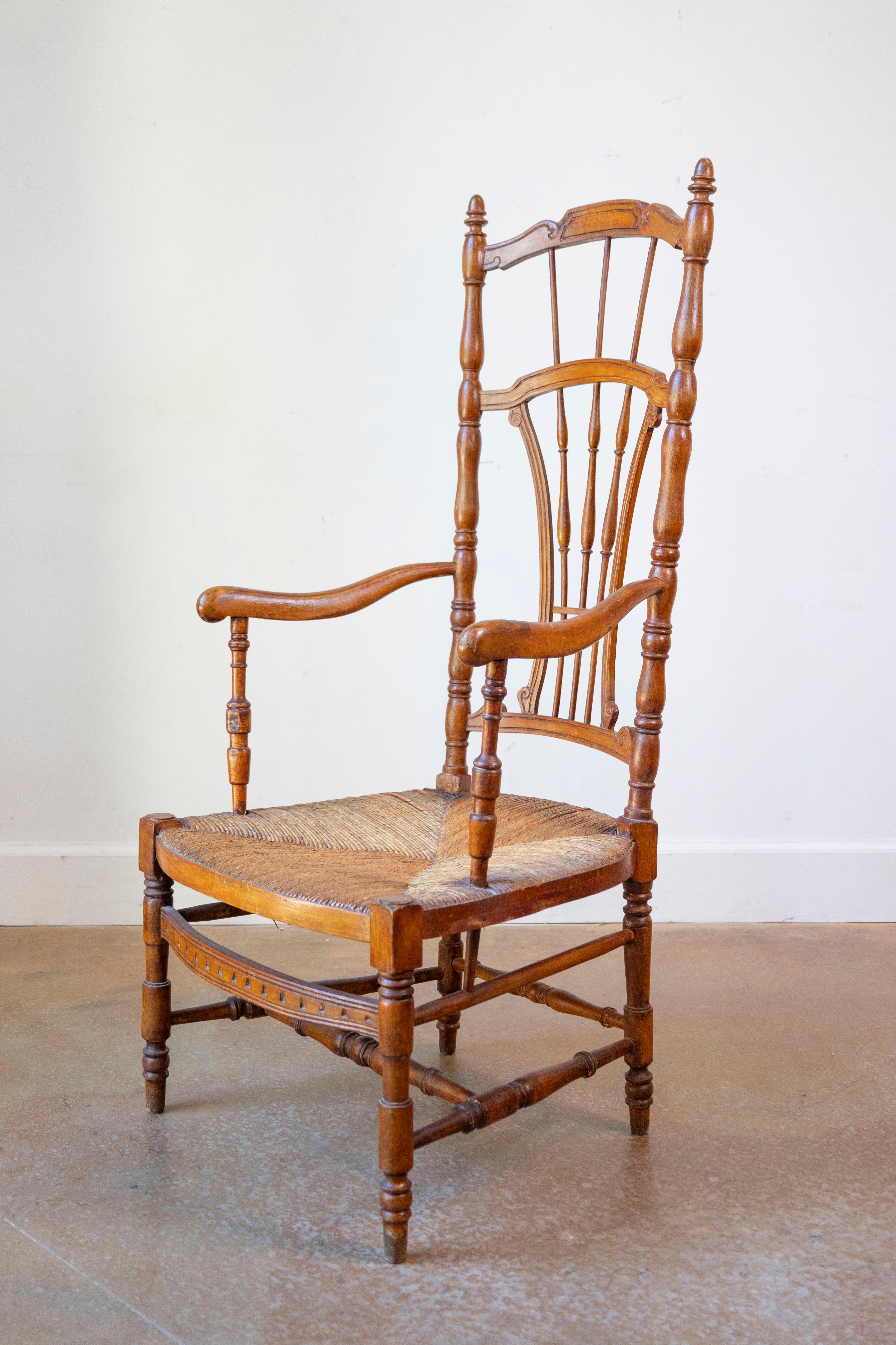 Poltrona rustica francese del 1890 in legno di ciliegio con seduta in giunco e schienale a covoni In condizioni buone in vendita a Atlanta, GA