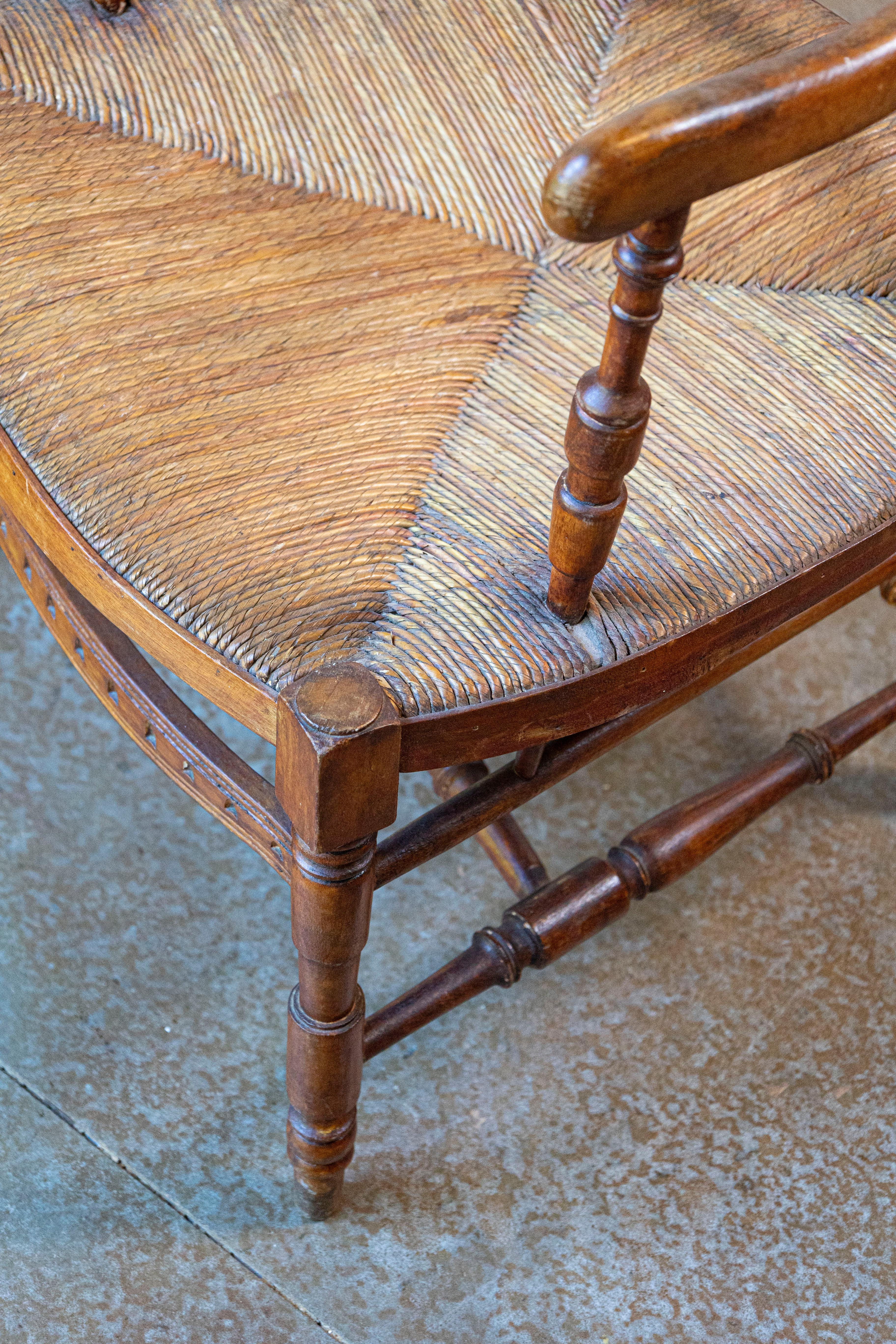 Poltrona rustica francese del 1890 in legno di ciliegio con seduta in giunco e schienale a covoni in vendita 1