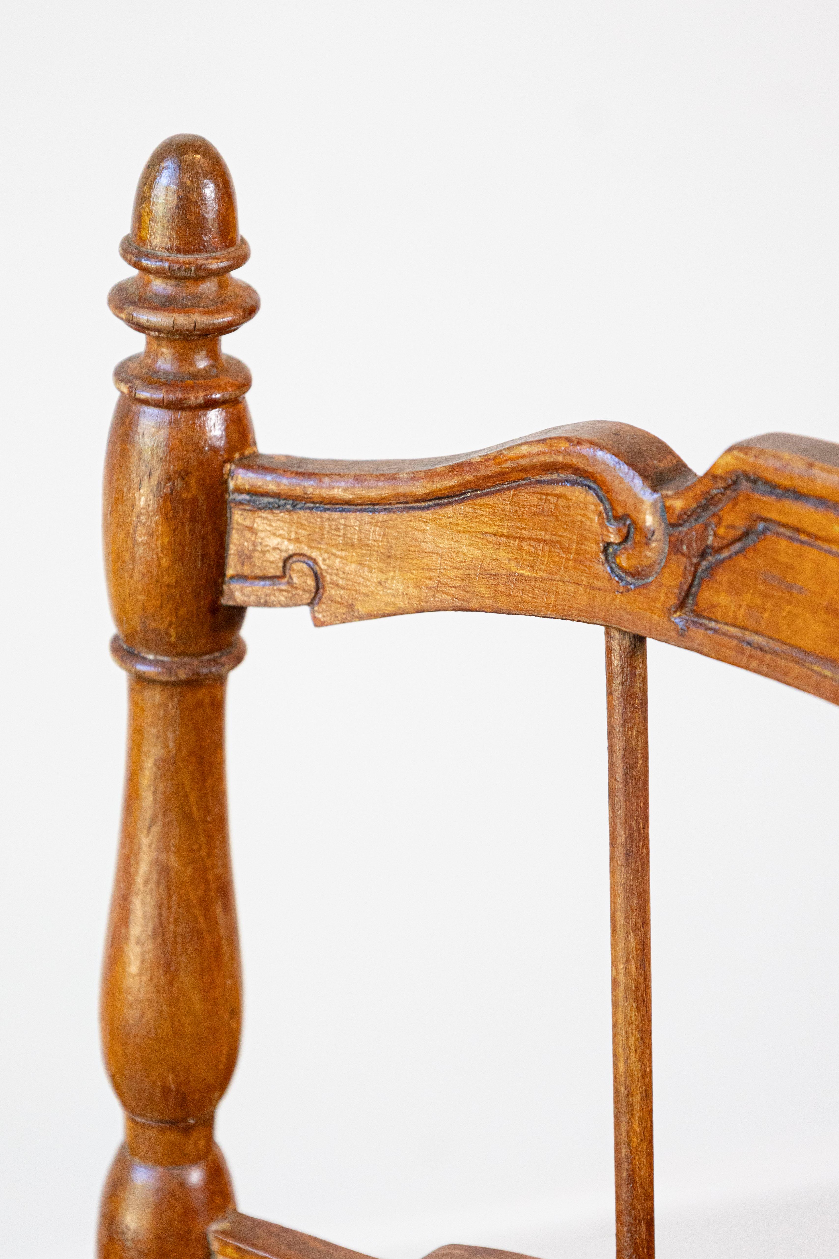 Poltrona rustica francese del 1890 in legno di ciliegio con seduta in giunco e schienale a covoni in vendita 2