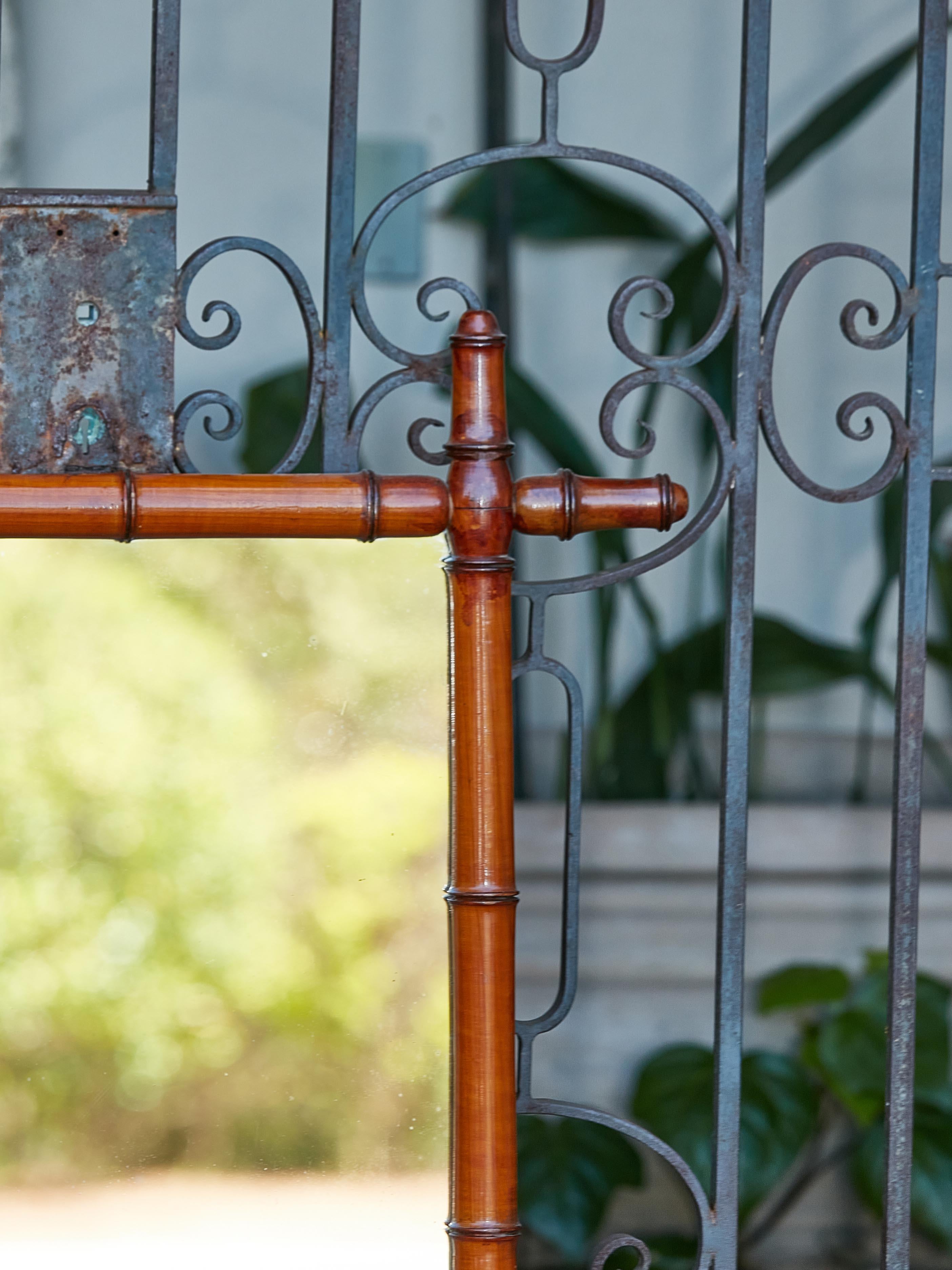 Francese Specchio rustico francese degli anni '20 in finto legno di noce con colore marrone miele in vendita