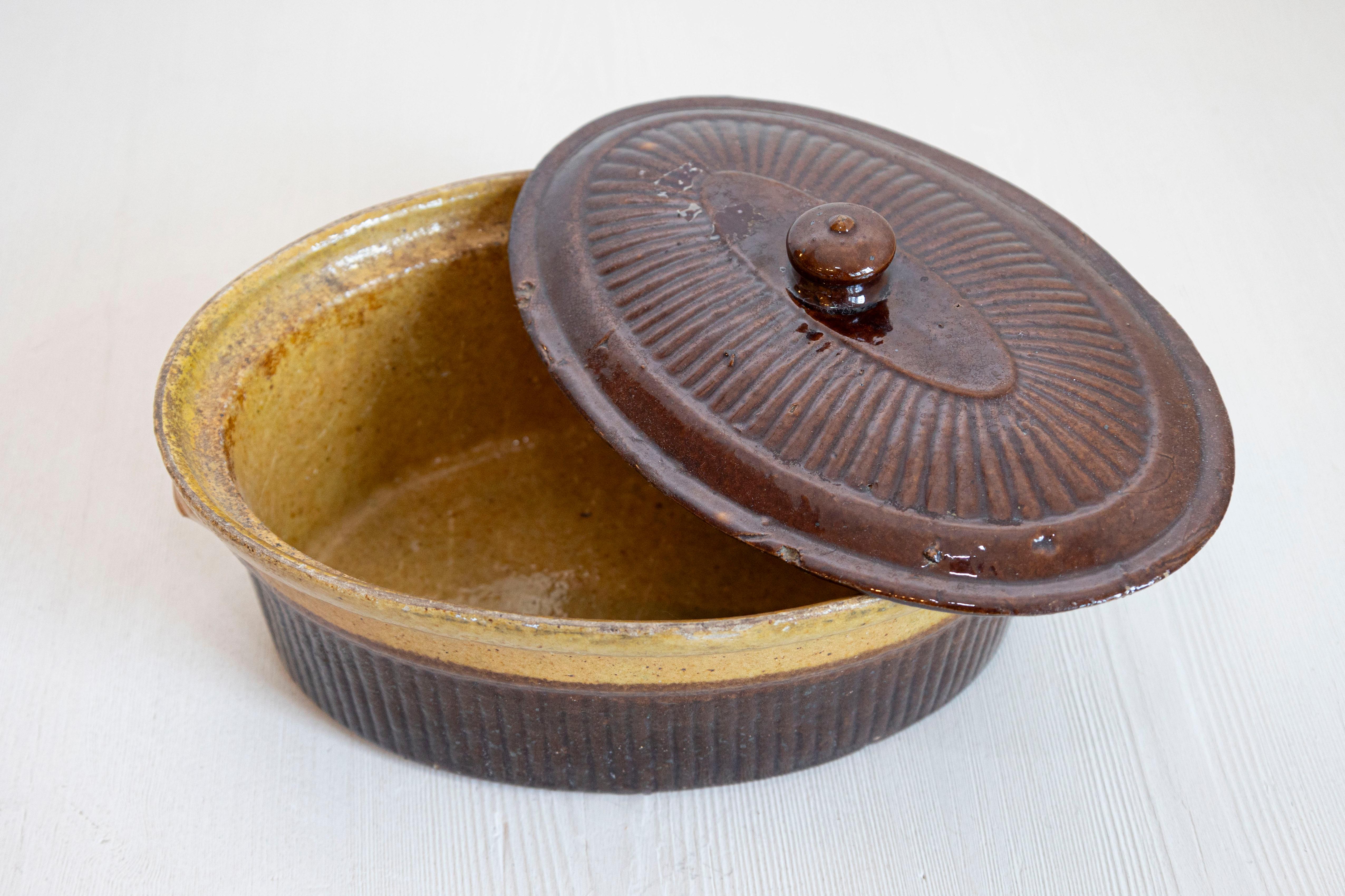 Ceramica Terrina di paté rustica francese del XIX secolo con copertura e smalto marrone e oro in vendita