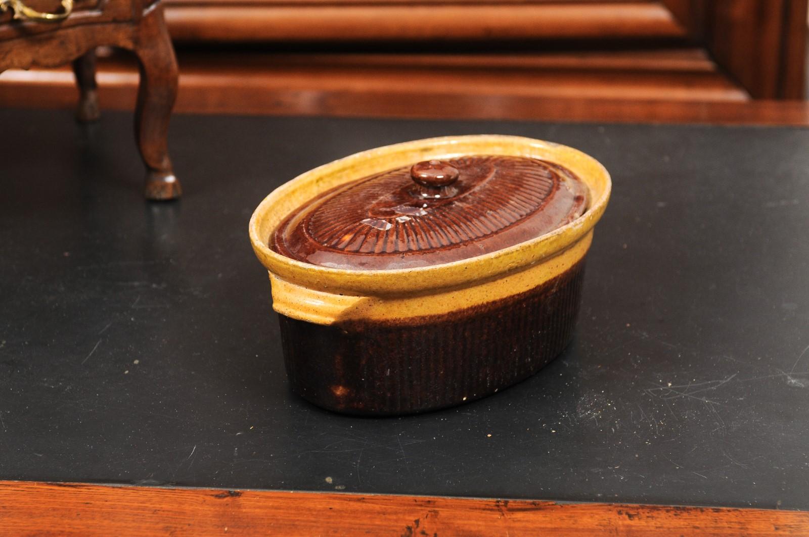 Terrine française rustique du 19ème siècle recouverte d'une glaçure brune et dorée en vente 2