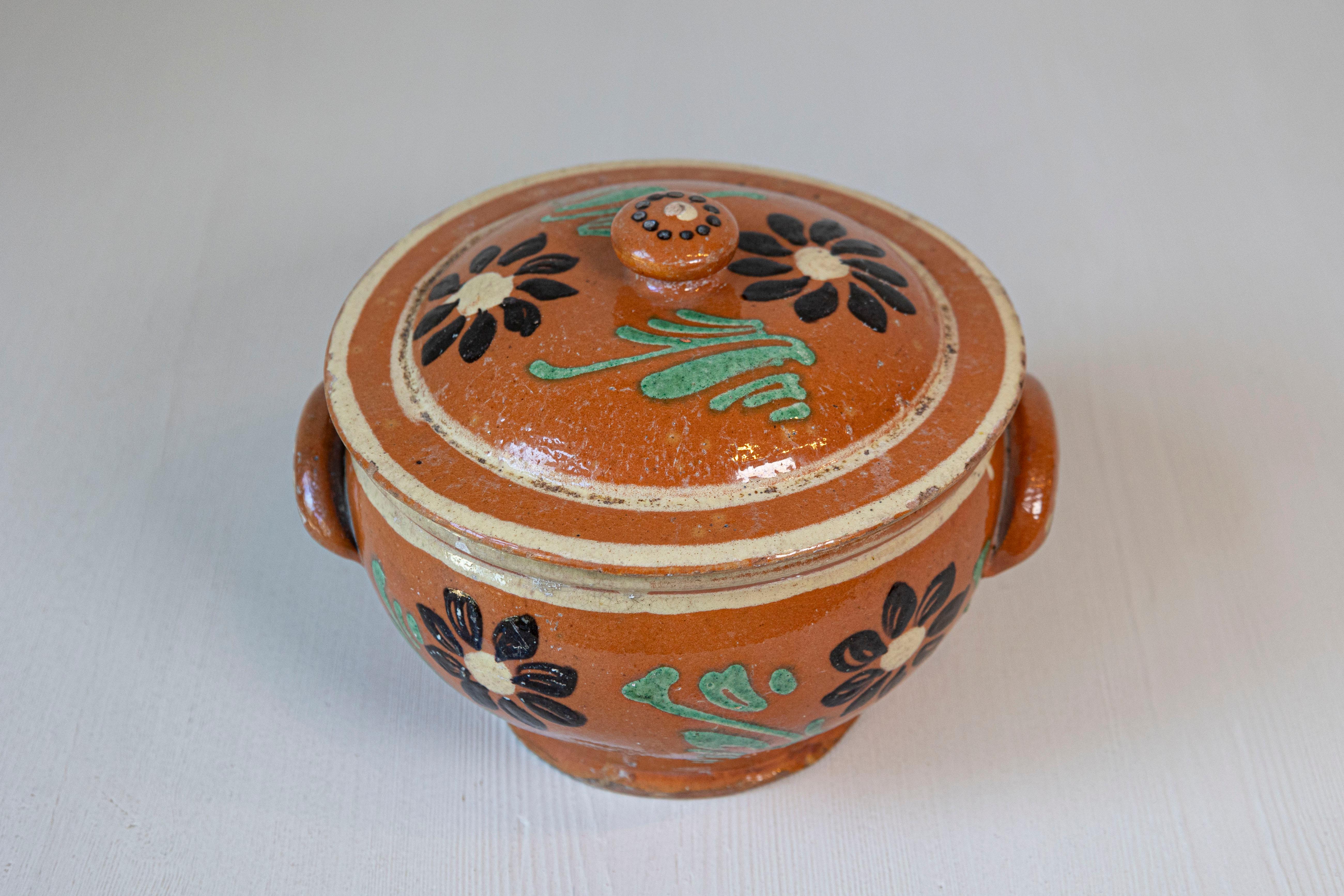 Rustique Plat de cuisson rustique français du 19ème siècle recouvert de terre cuite émaillée avec fleurs en vente