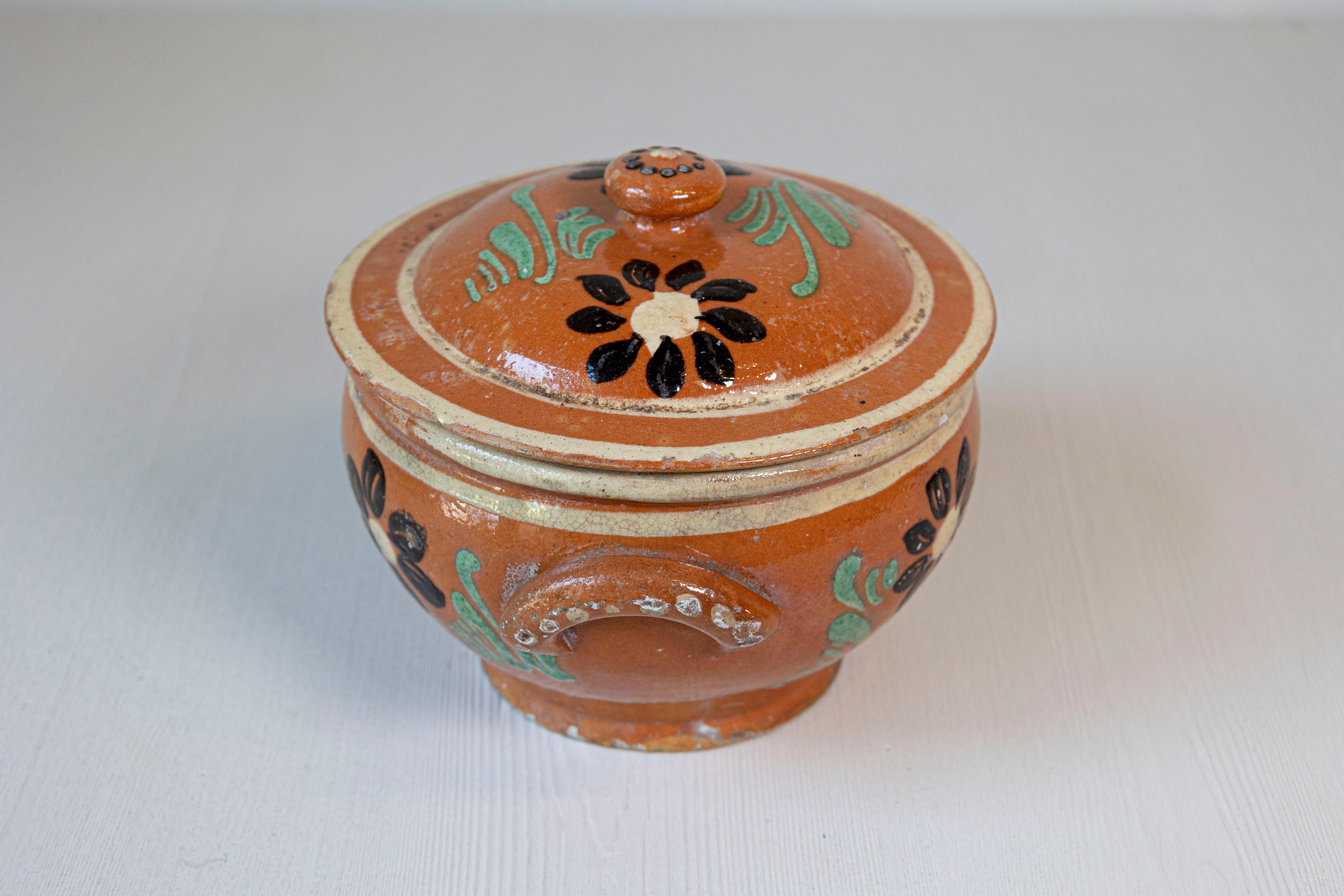 Français Plat de cuisson rustique français du 19ème siècle recouvert de terre cuite émaillée avec fleurs en vente