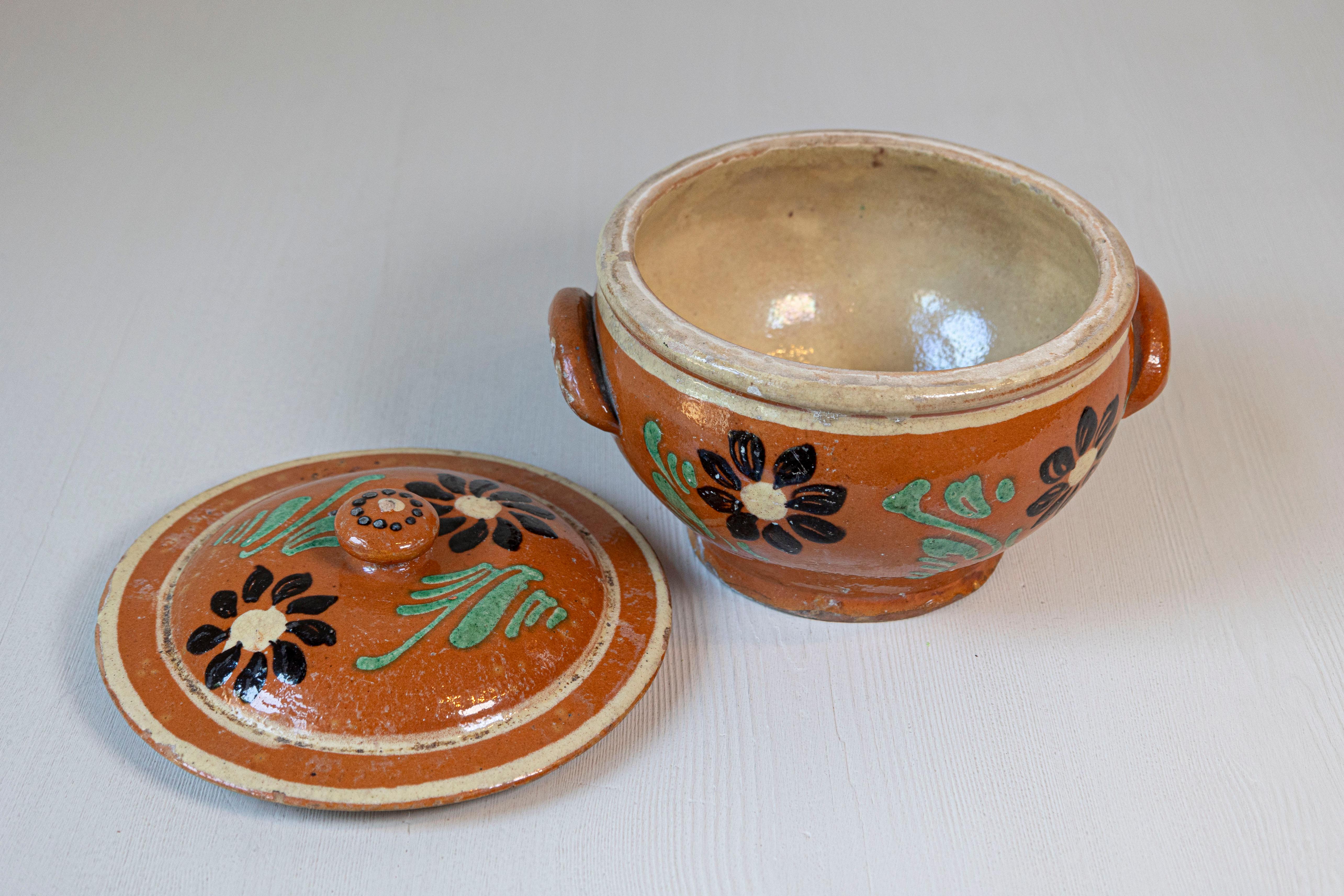 Vernissé Plat de cuisson rustique français du 19ème siècle recouvert de terre cuite émaillée avec fleurs en vente