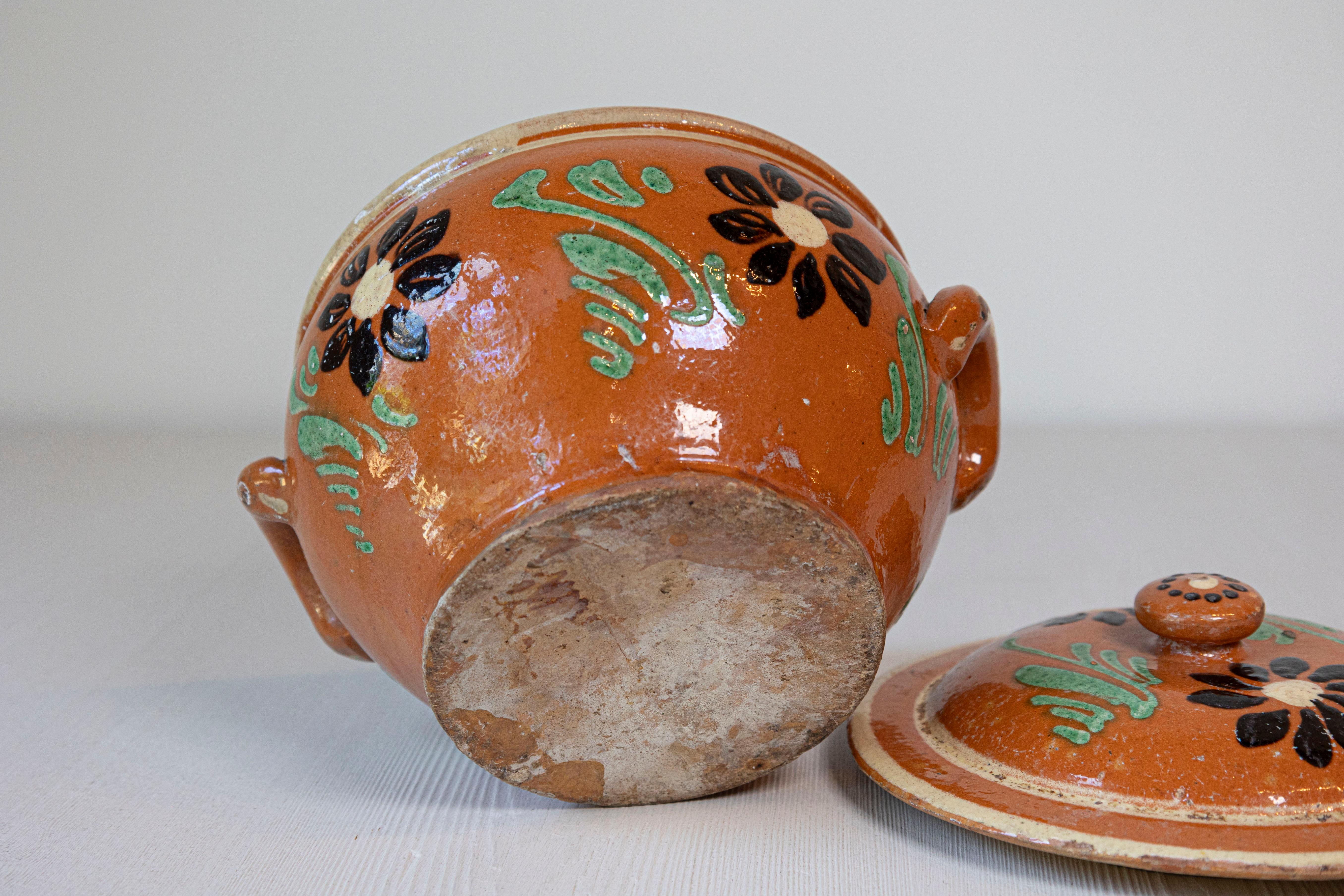 XIXe siècle Plat de cuisson rustique français du 19ème siècle recouvert de terre cuite émaillée avec fleurs en vente