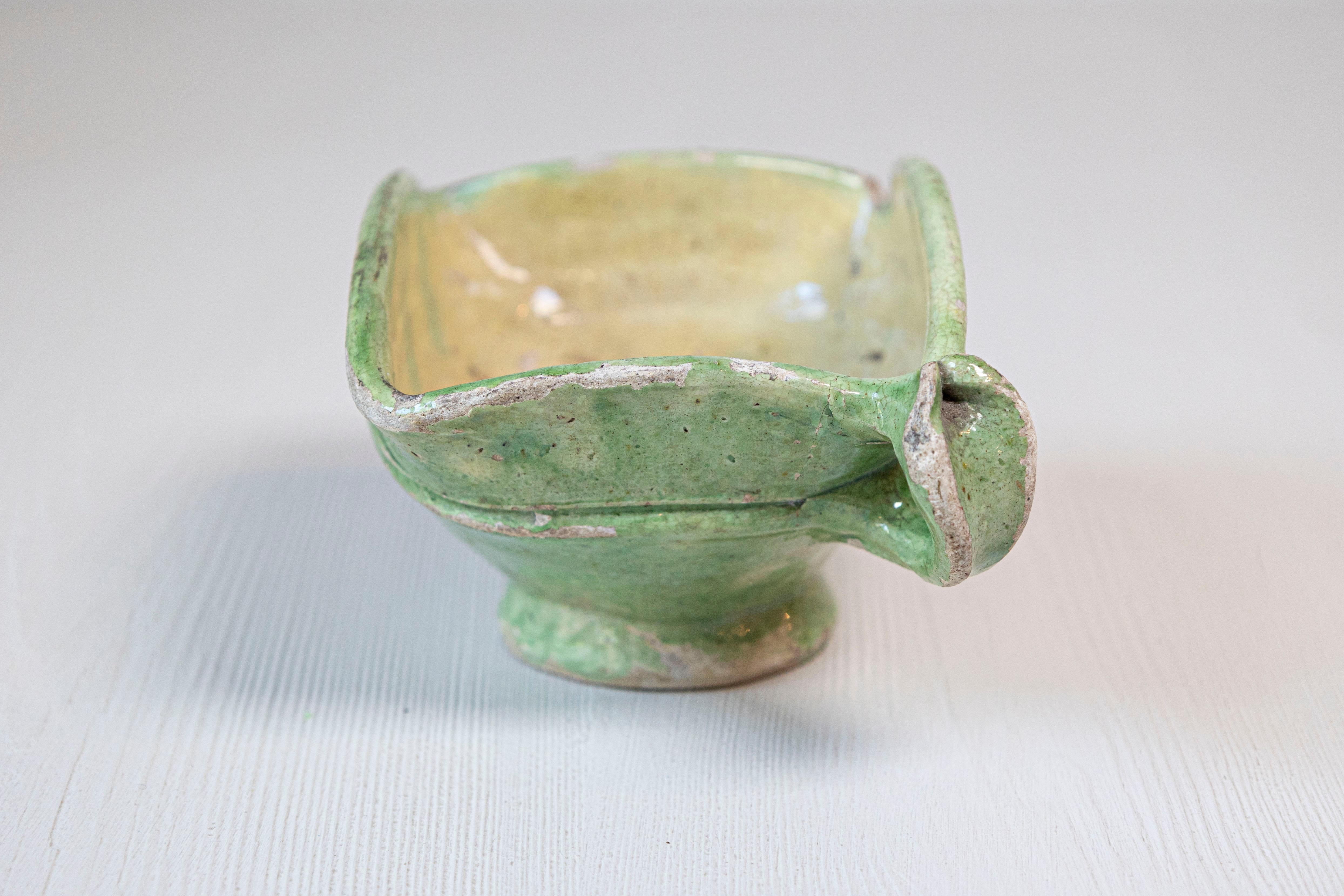 Francese Ciotola rustica francese del XIX secolo a forma quadrata e smaltata di verde con patina invecchiata in vendita