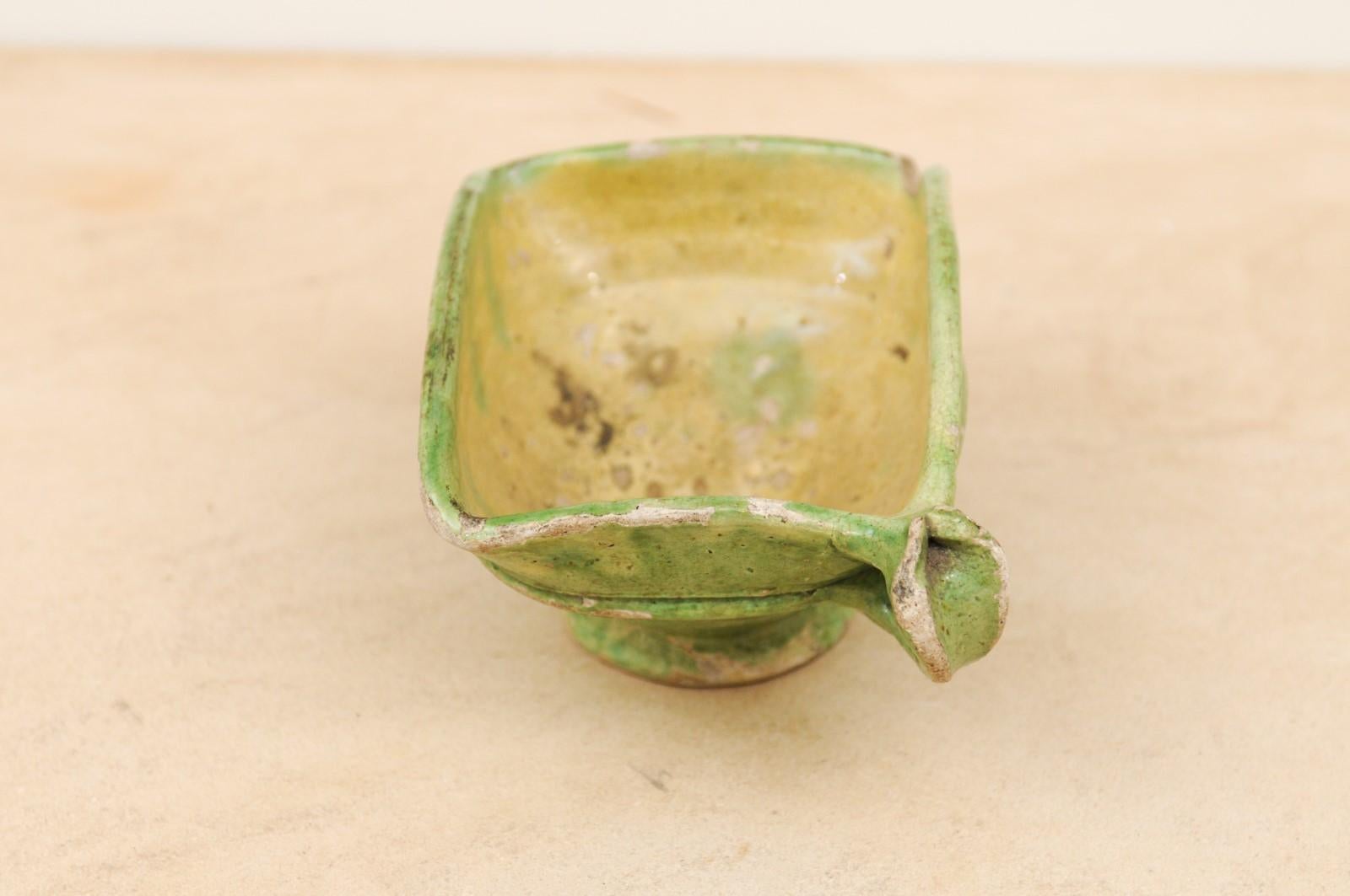 Rustikale, französische, grün glasierte Schale in quadratischer Form aus dem 19. Jahrhundert mit verwitterter Patina (Töpferwaren) im Angebot