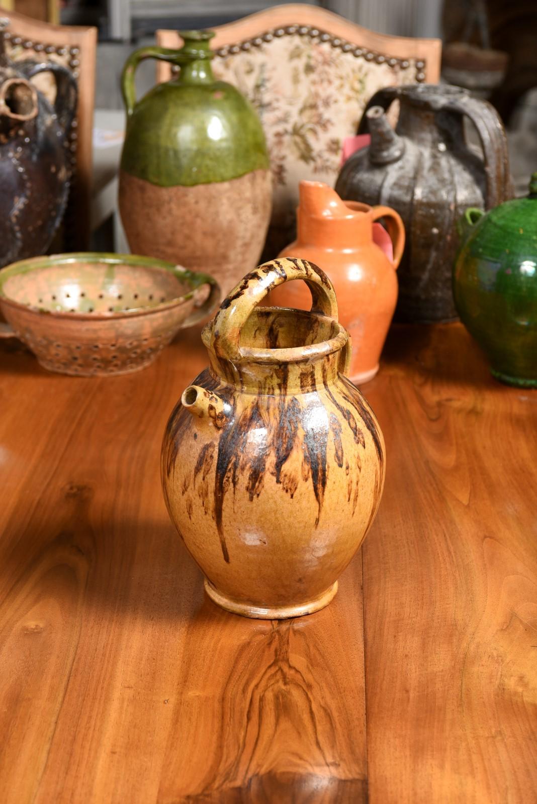 Pichet à huile rustique français du 19ème siècle en poterie à l'huile d'olivier avec glaçure marron et moutarde en vente 2