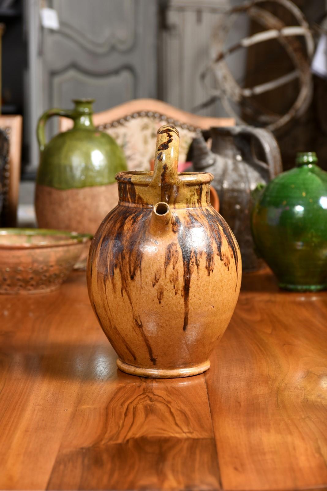 Pichet à huile rustique français du 19ème siècle en poterie à l'huile d'olivier avec glaçure marron et moutarde en vente 3