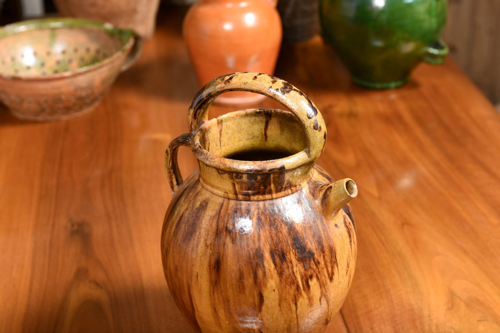 Rustique Pichet à huile rustique français du 19ème siècle en poterie à l'huile d'olivier avec glaçure marron et moutarde en vente