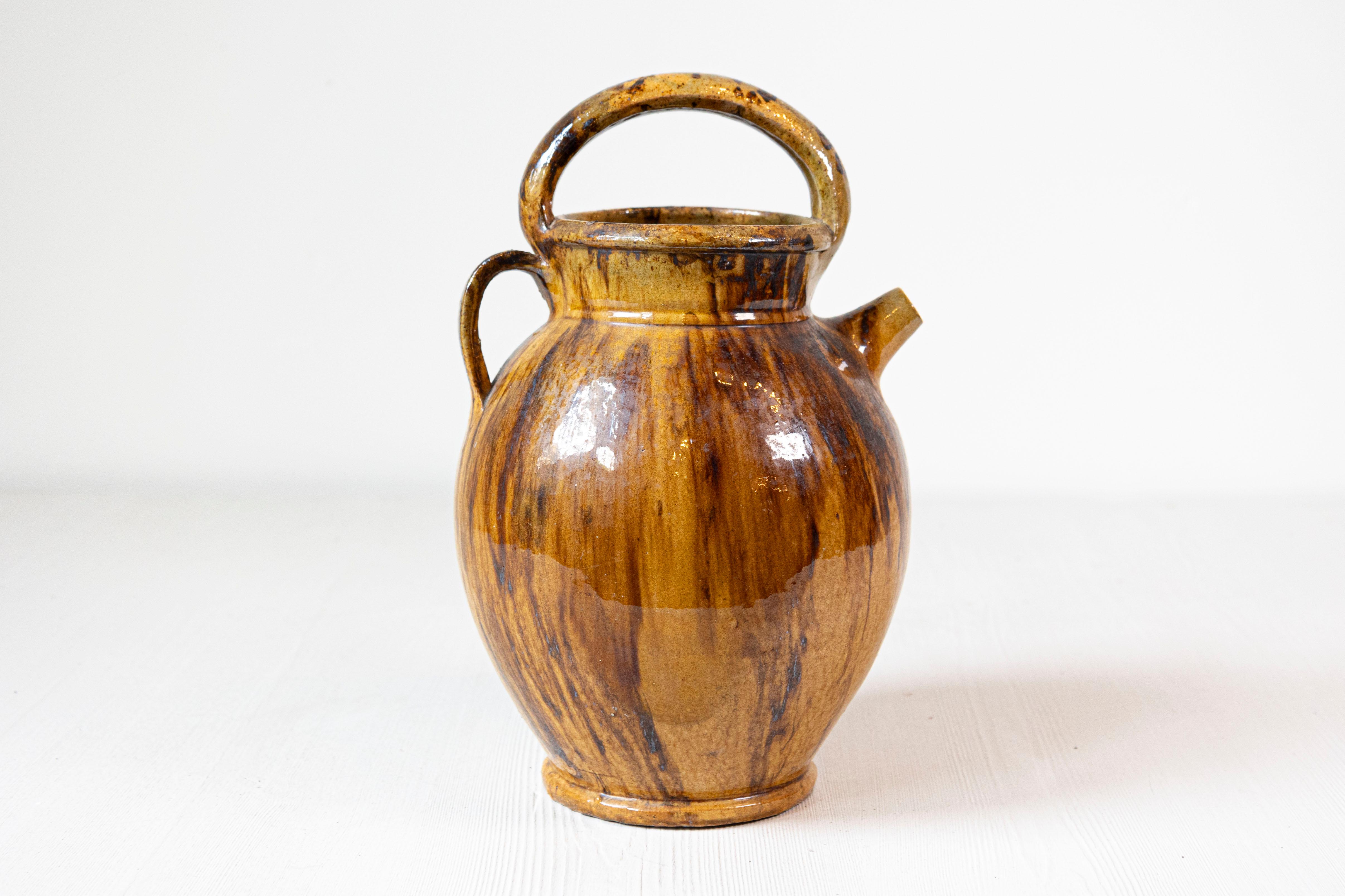 Français Pichet à huile rustique français du 19ème siècle en poterie à l'huile d'olivier avec glaçure marron et moutarde en vente