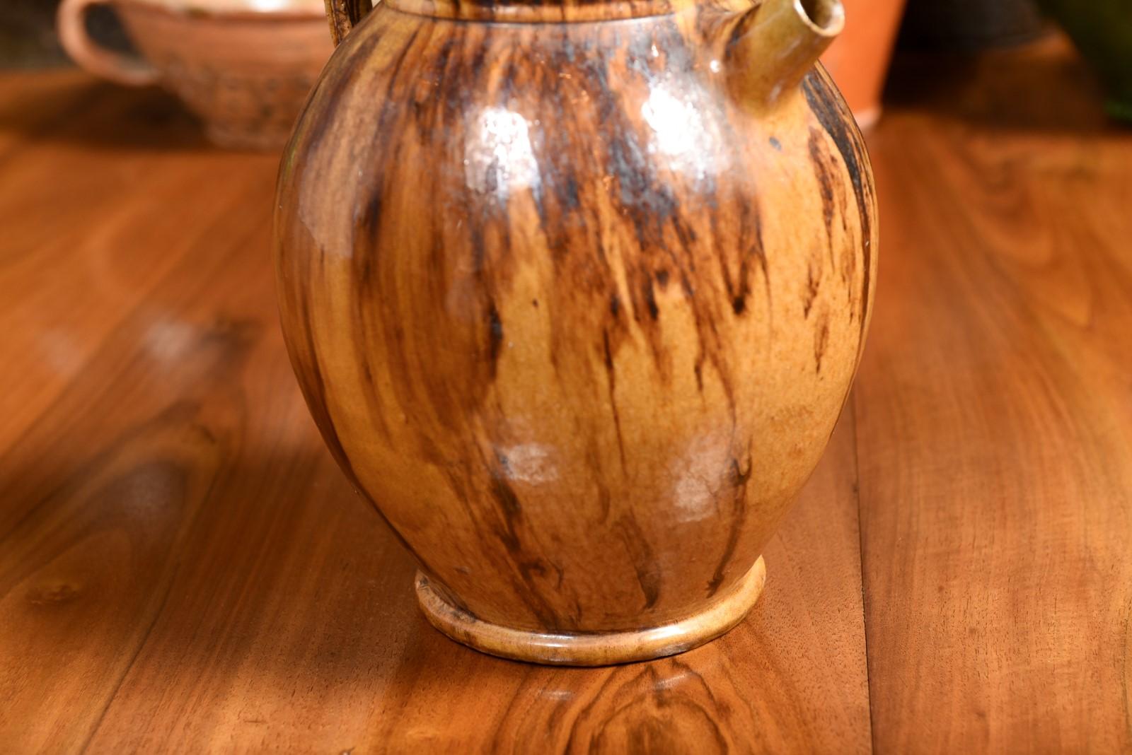 Français Pichet à huile rustique français du 19ème siècle en poterie à l'huile d'olivier avec glaçure marron et moutarde en vente