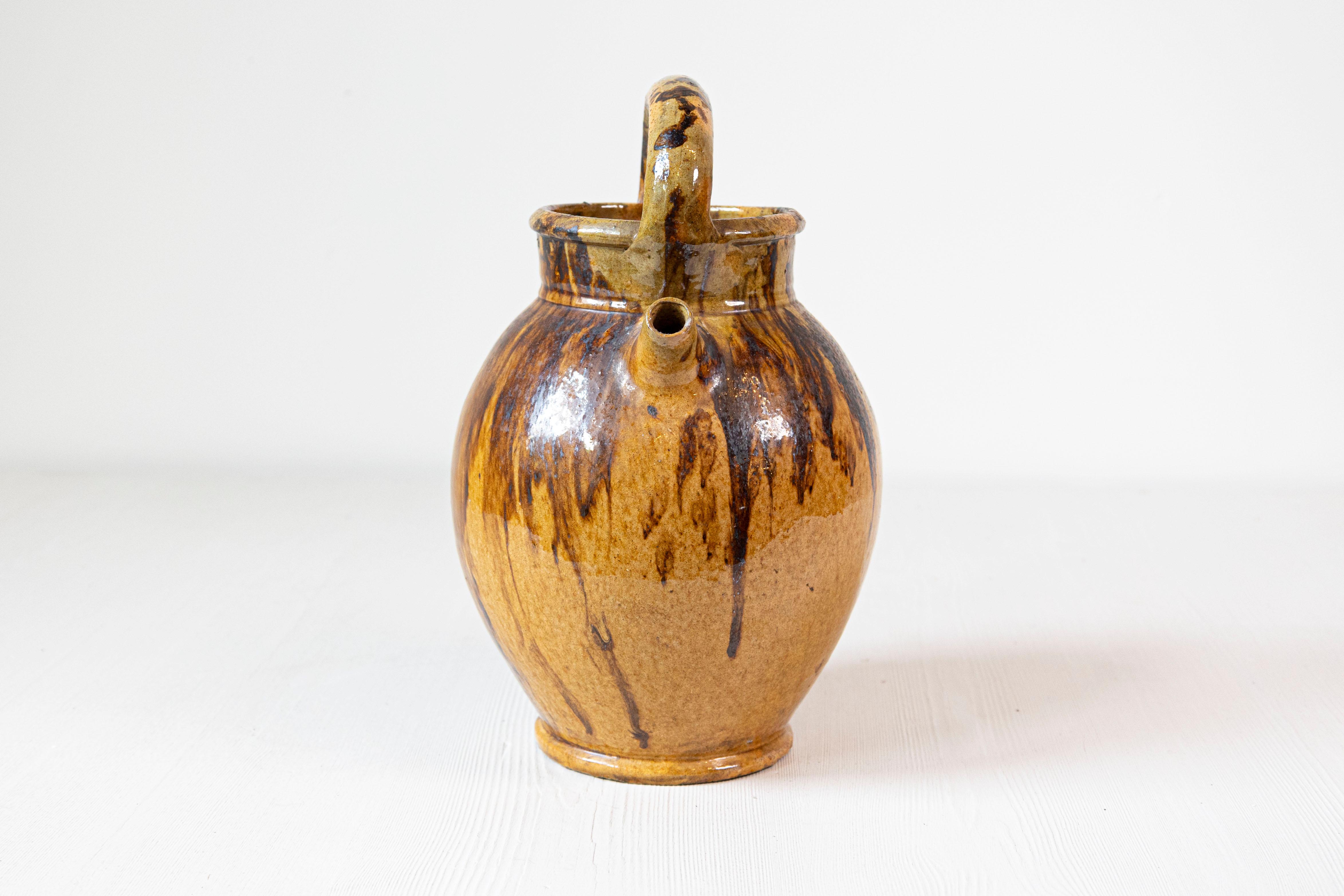 Rustique Pichet à huile rustique français du 19ème siècle en poterie à l'huile d'olivier avec glaçure marron et moutarde en vente