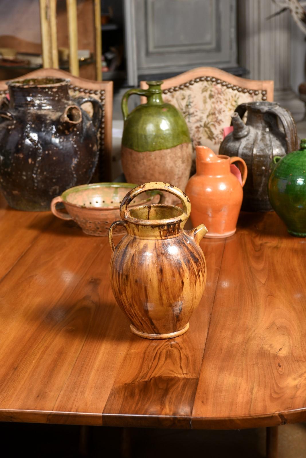 Vernissé Pichet à huile rustique français du 19ème siècle en poterie à l'huile d'olivier avec glaçure marron et moutarde en vente
