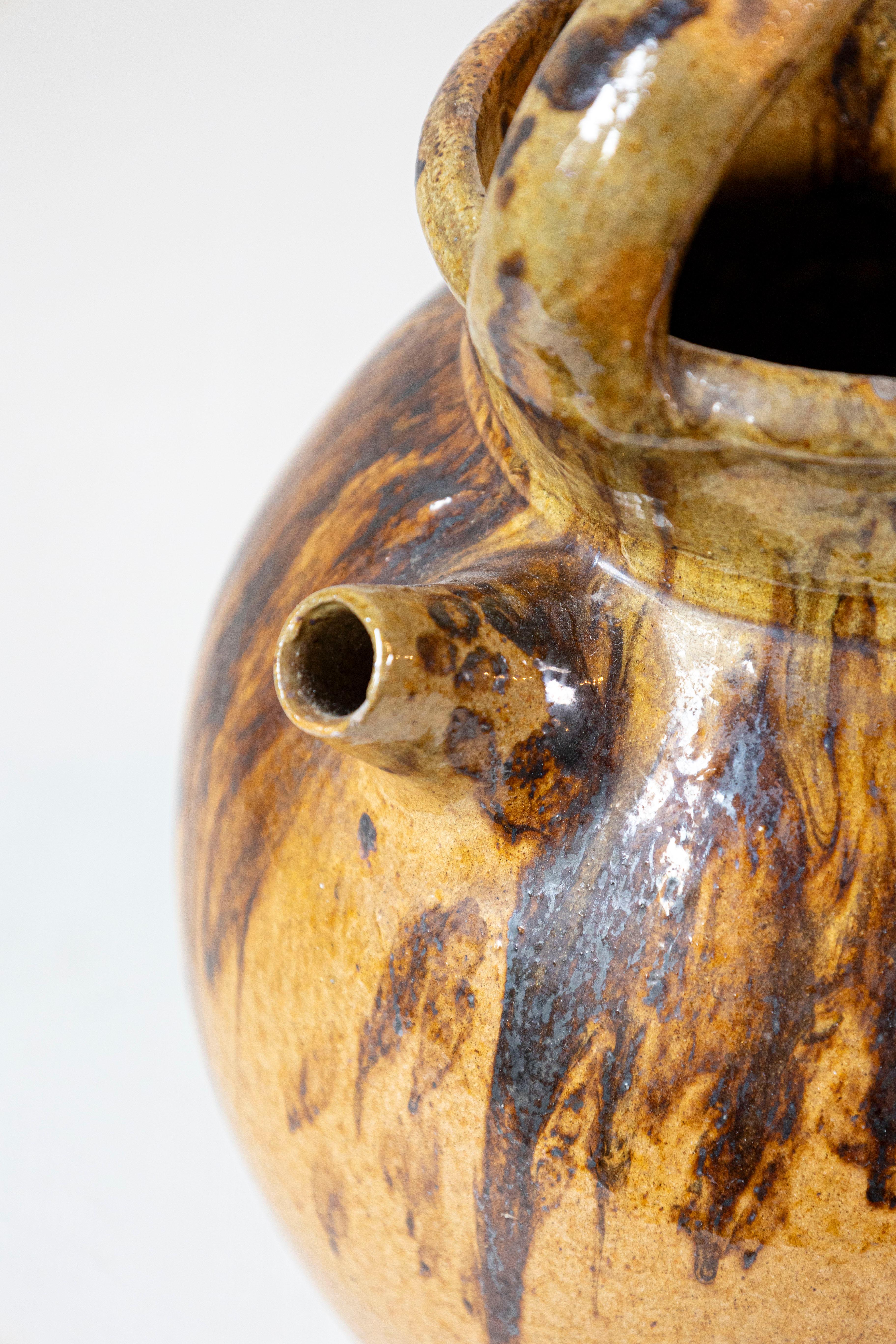 Pichet à huile rustique français du 19ème siècle en poterie à l'huile d'olivier avec glaçure marron et moutarde Bon état - En vente à Atlanta, GA