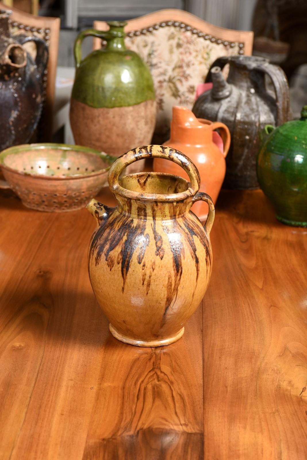 Pichet à huile rustique français du 19ème siècle en poterie à l'huile d'olivier avec glaçure marron et moutarde en vente 1