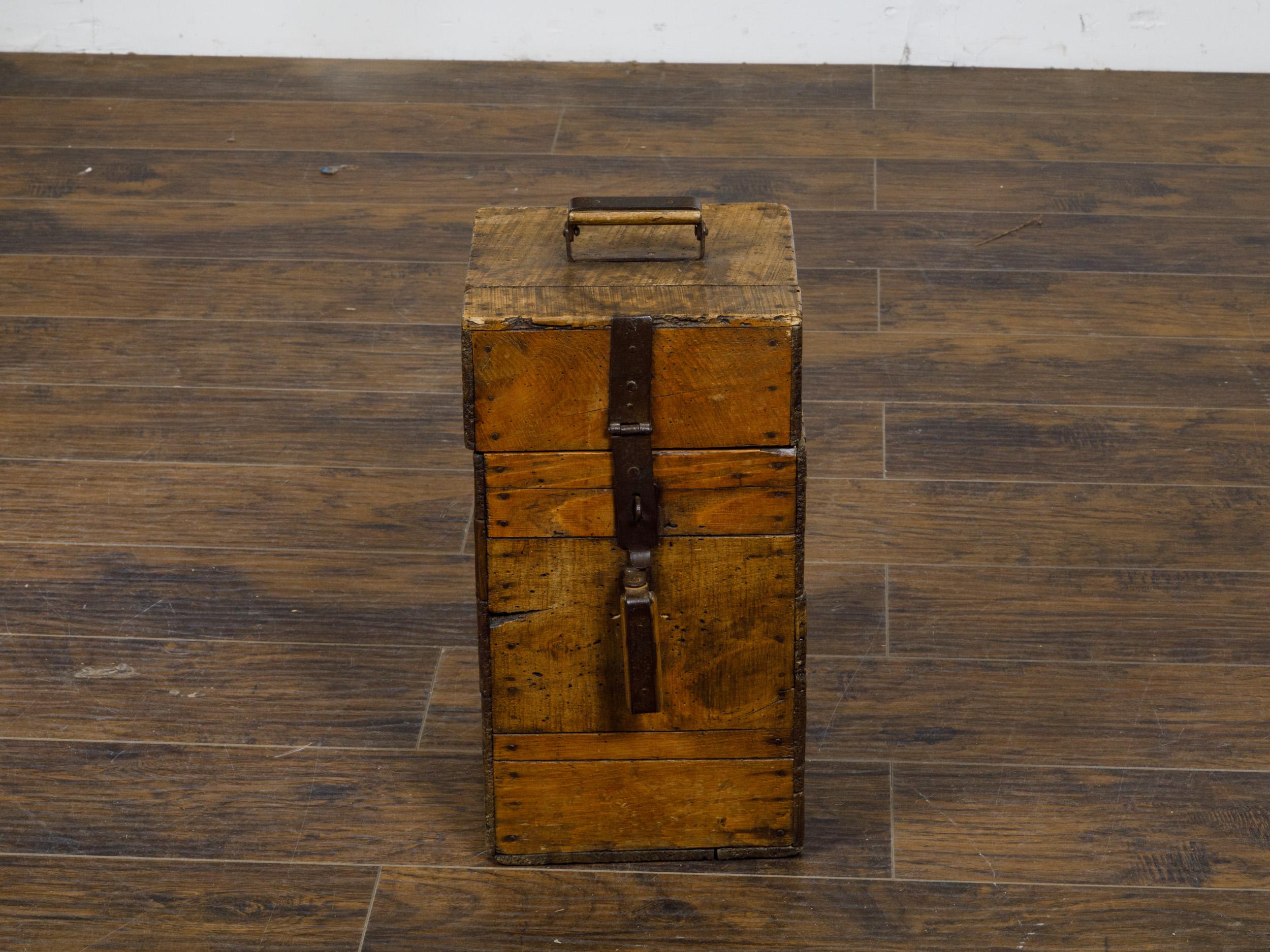 Rustikale französische Tantalus-Weinkiste aus Kiefer oder Eiche des 19. Jahrhunderts mit Metallbeschlägen im Angebot 11
