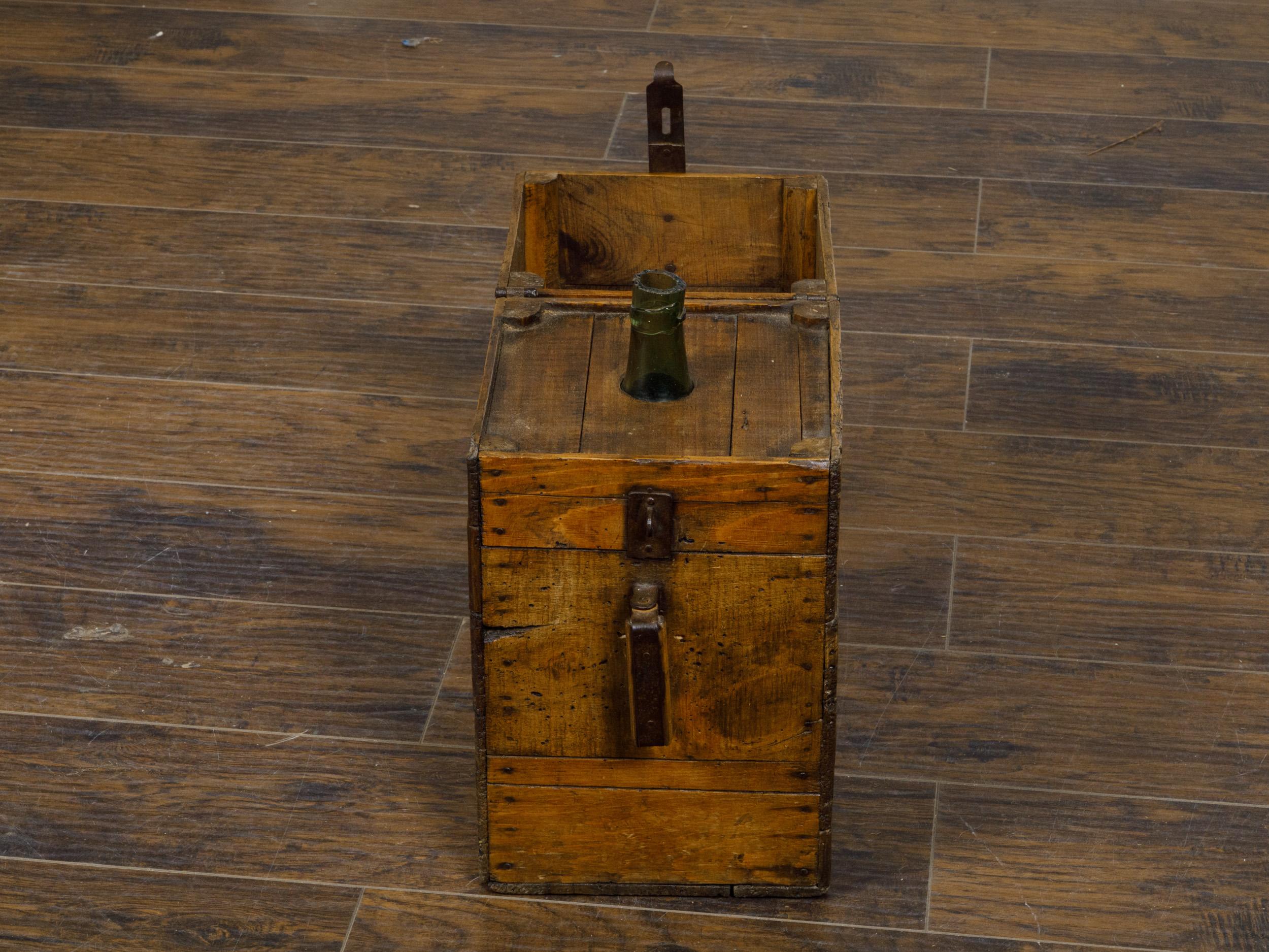 Rustikale französische Tantalus-Weinkiste aus Kiefer oder Eiche des 19. Jahrhunderts mit Metallbeschlägen im Angebot 5