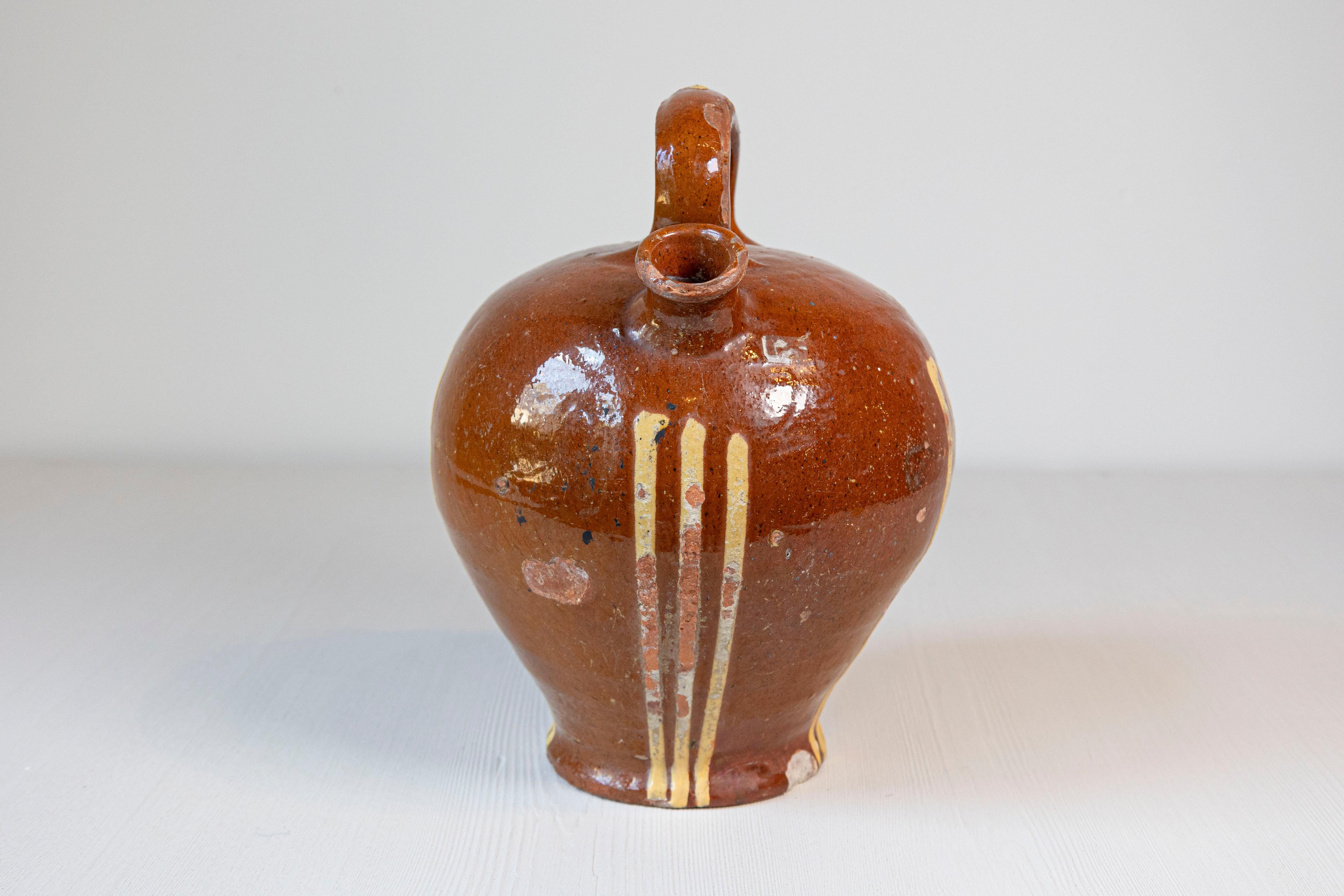Rustico Brocca rustica in ceramica francese del XIX secolo con fondo ruggine e strisce gialle in vendita