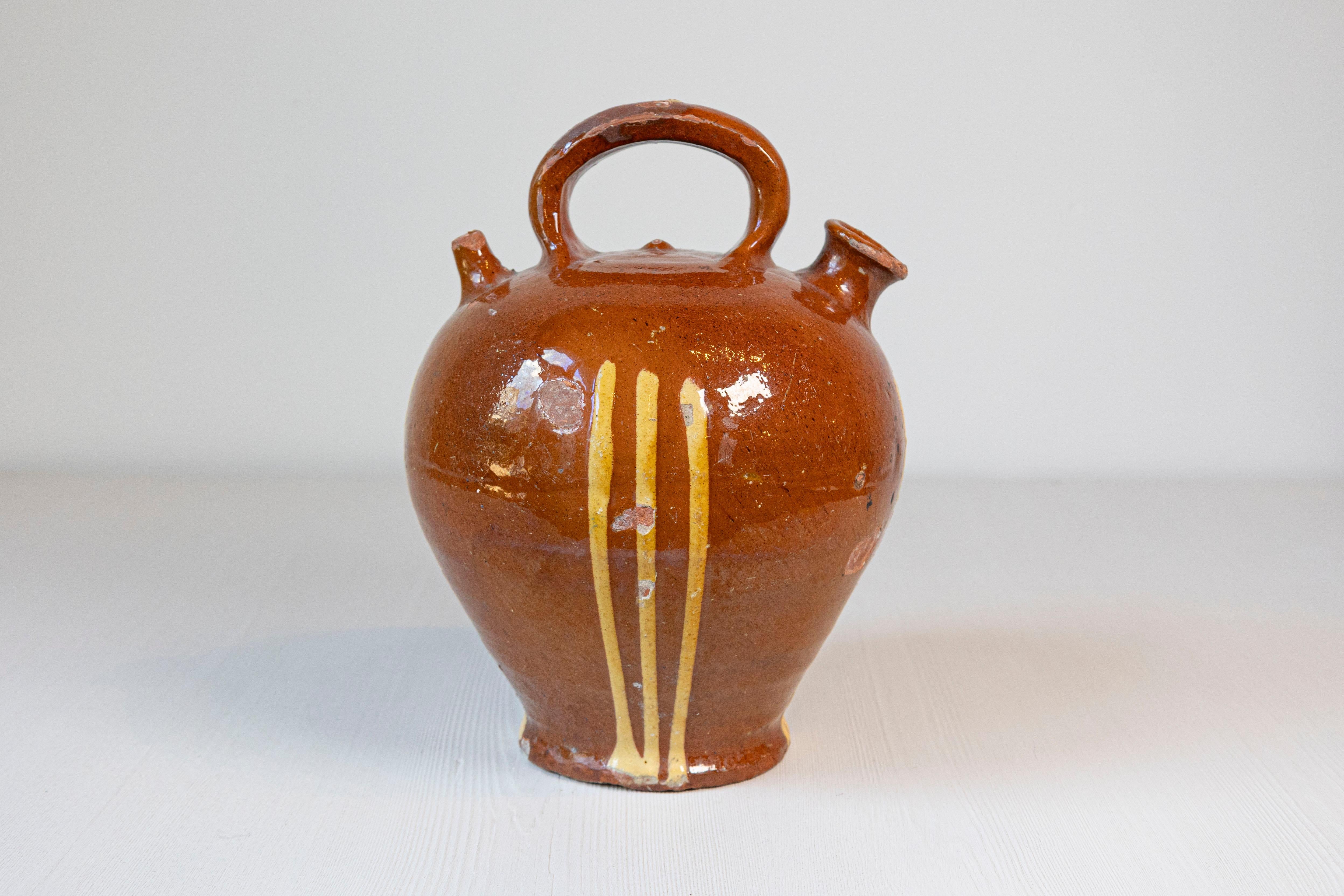 Francese Brocca rustica in ceramica francese del XIX secolo con fondo ruggine e strisce gialle in vendita