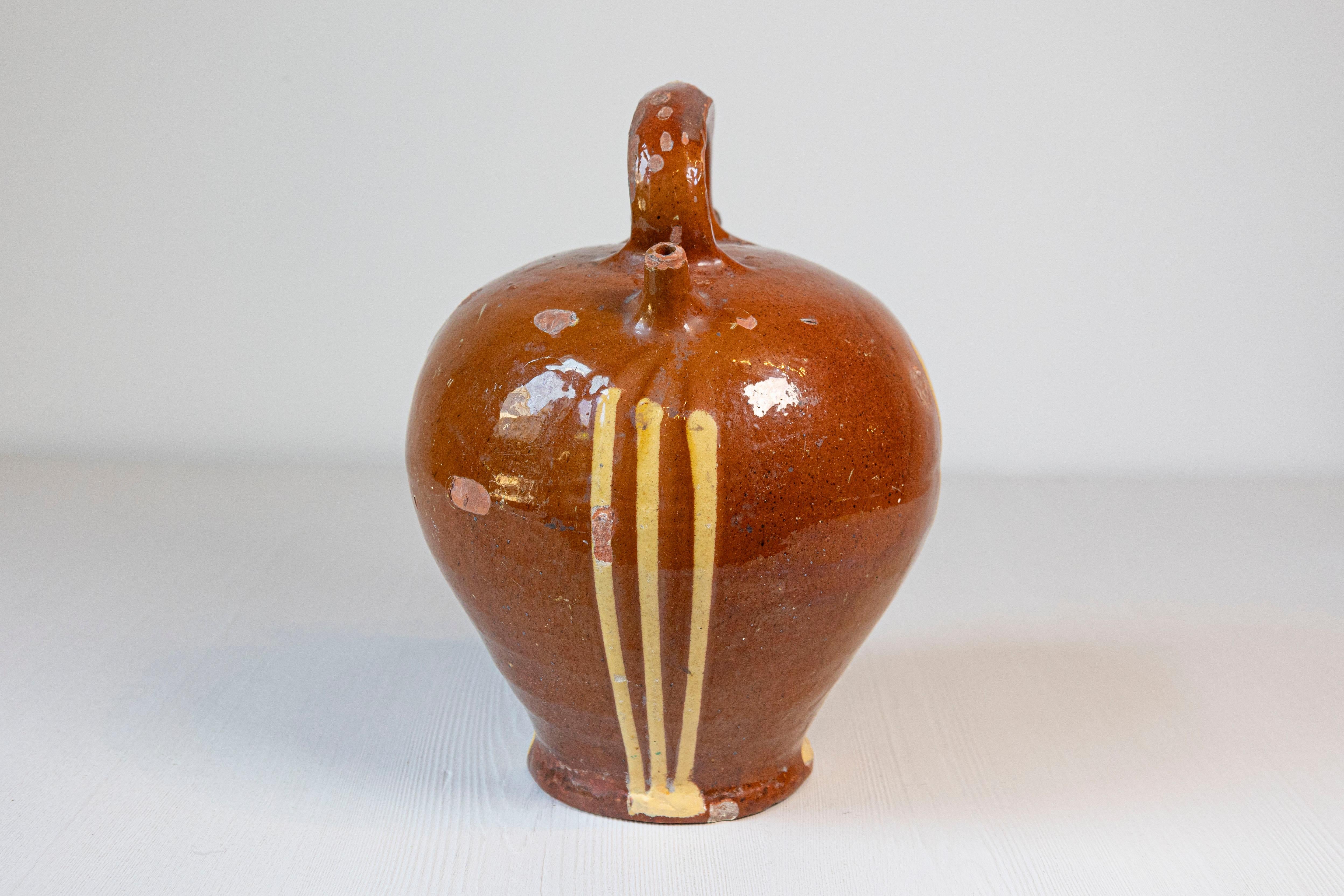 Smaltato Brocca rustica in ceramica francese del XIX secolo con fondo ruggine e strisce gialle in vendita