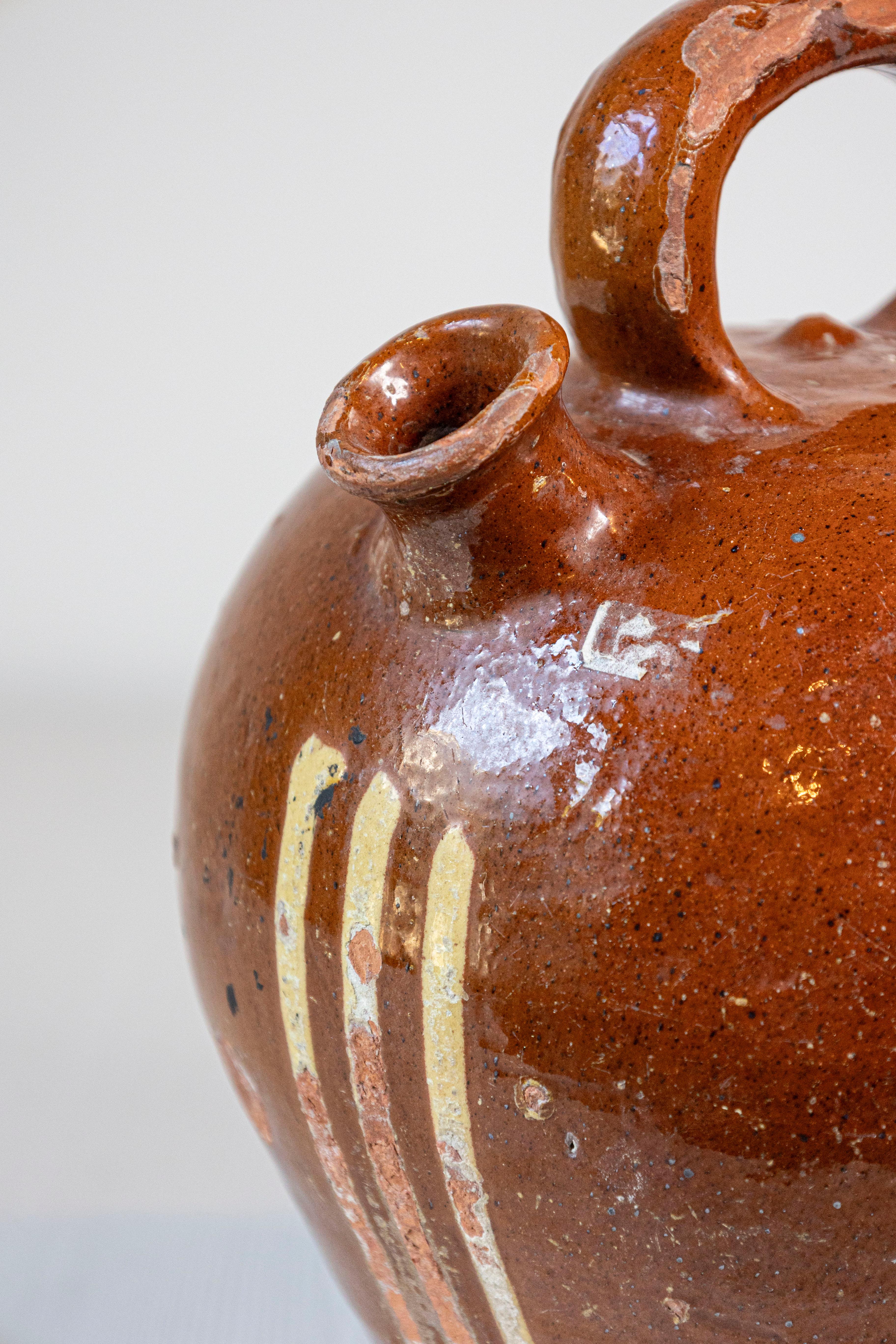 Brocca rustica in ceramica francese del XIX secolo con fondo ruggine e strisce gialle In condizioni buone in vendita a Atlanta, GA