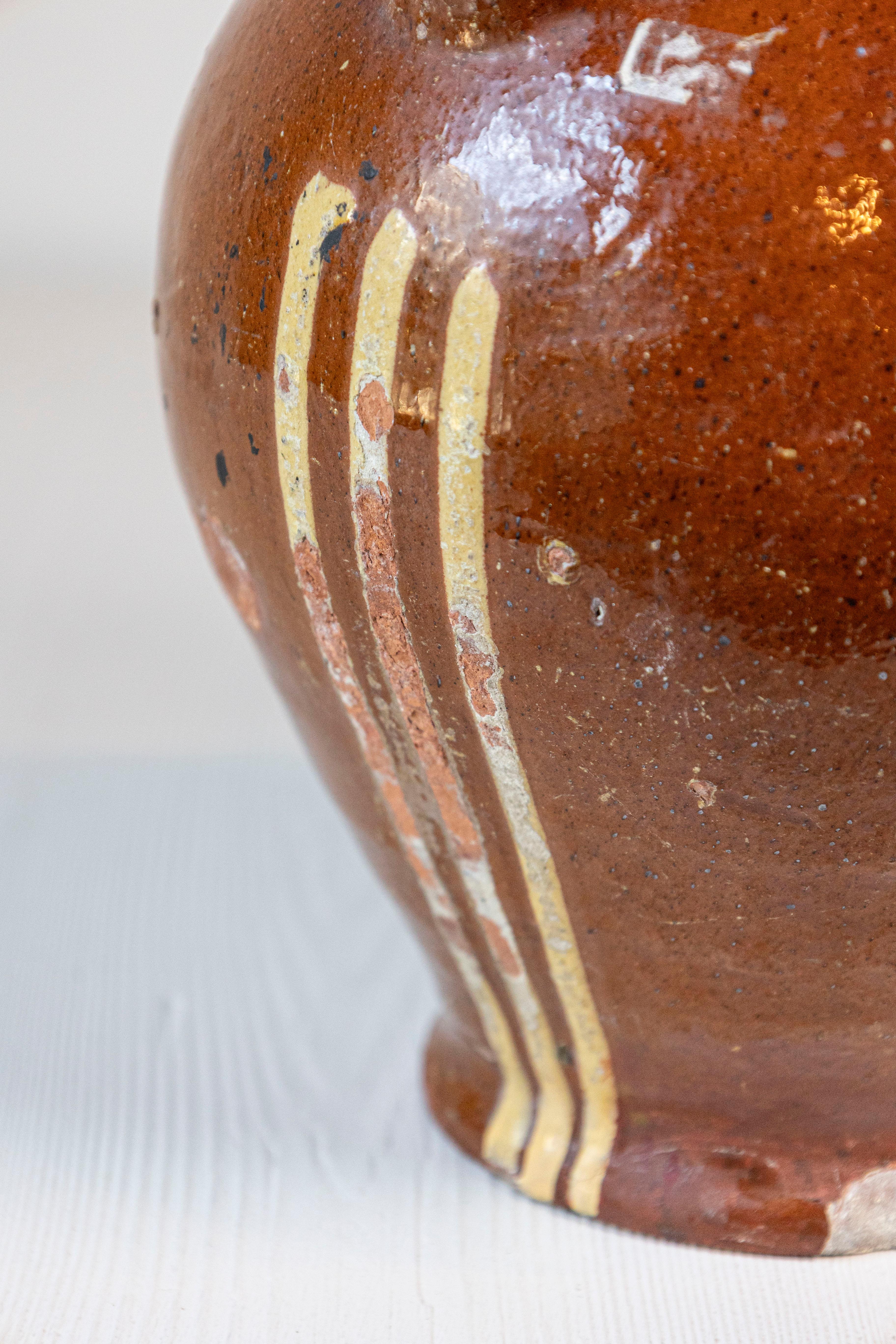 Terracotta Brocca rustica in ceramica francese del XIX secolo con fondo ruggine e strisce gialle in vendita