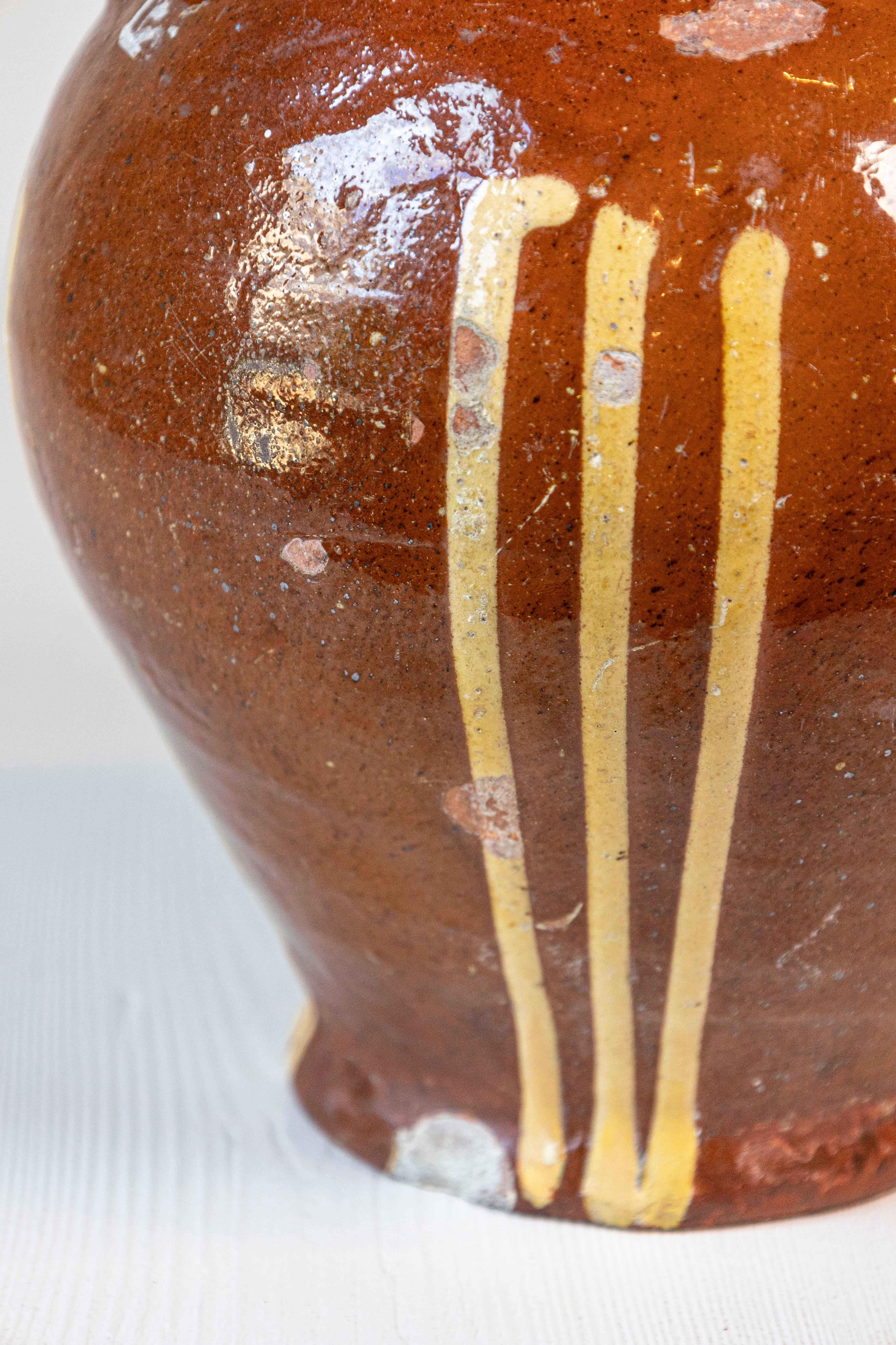 Brocca rustica in ceramica francese del XIX secolo con fondo ruggine e strisce gialle in vendita 1