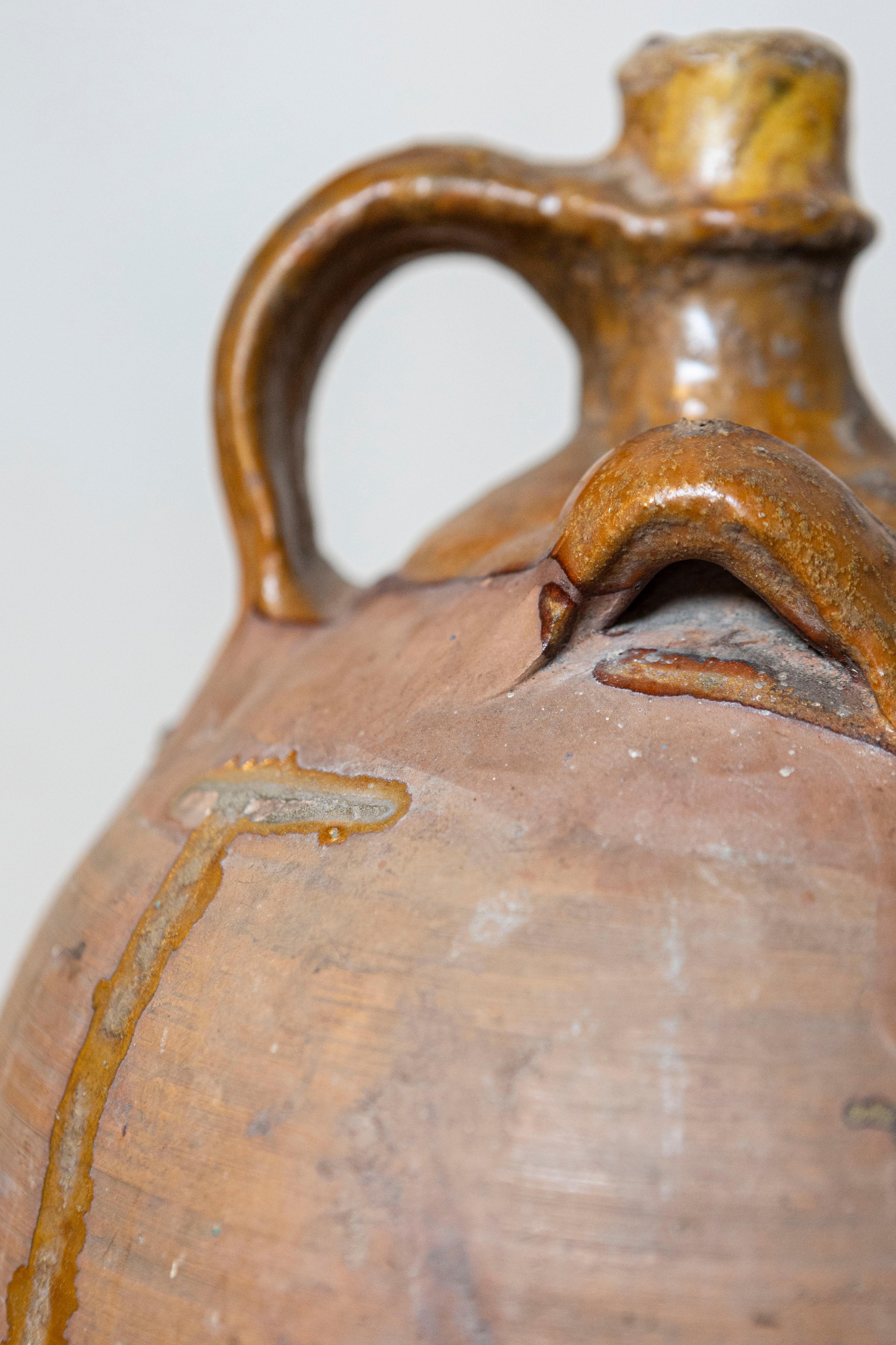 Rustique Pichet en poterie française rustique du 19ème siècle avec glaçure jaune et trois poignées en vente