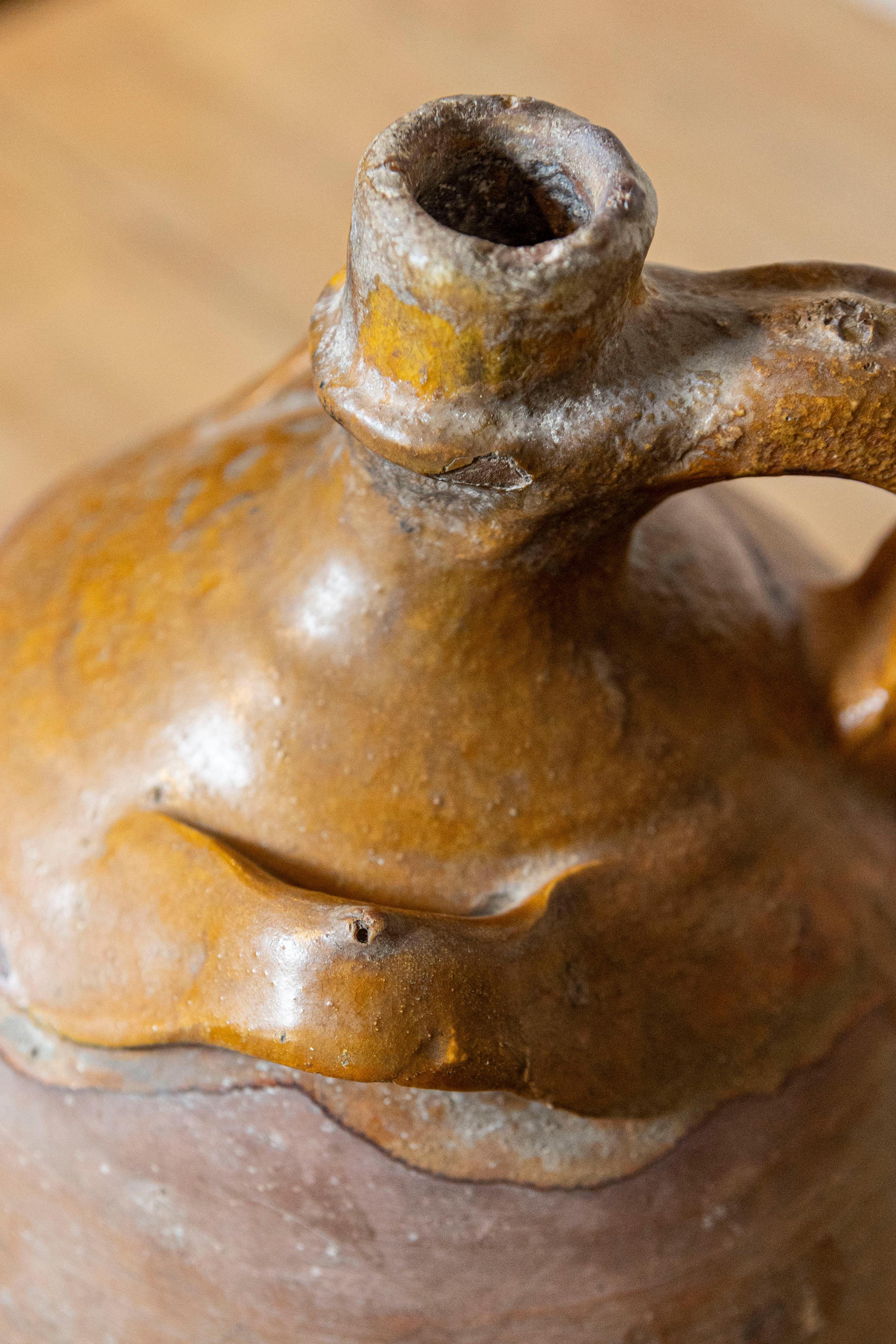 Pichet en poterie française rustique du 19ème siècle avec glaçure jaune et trois poignées Bon état - En vente à Atlanta, GA