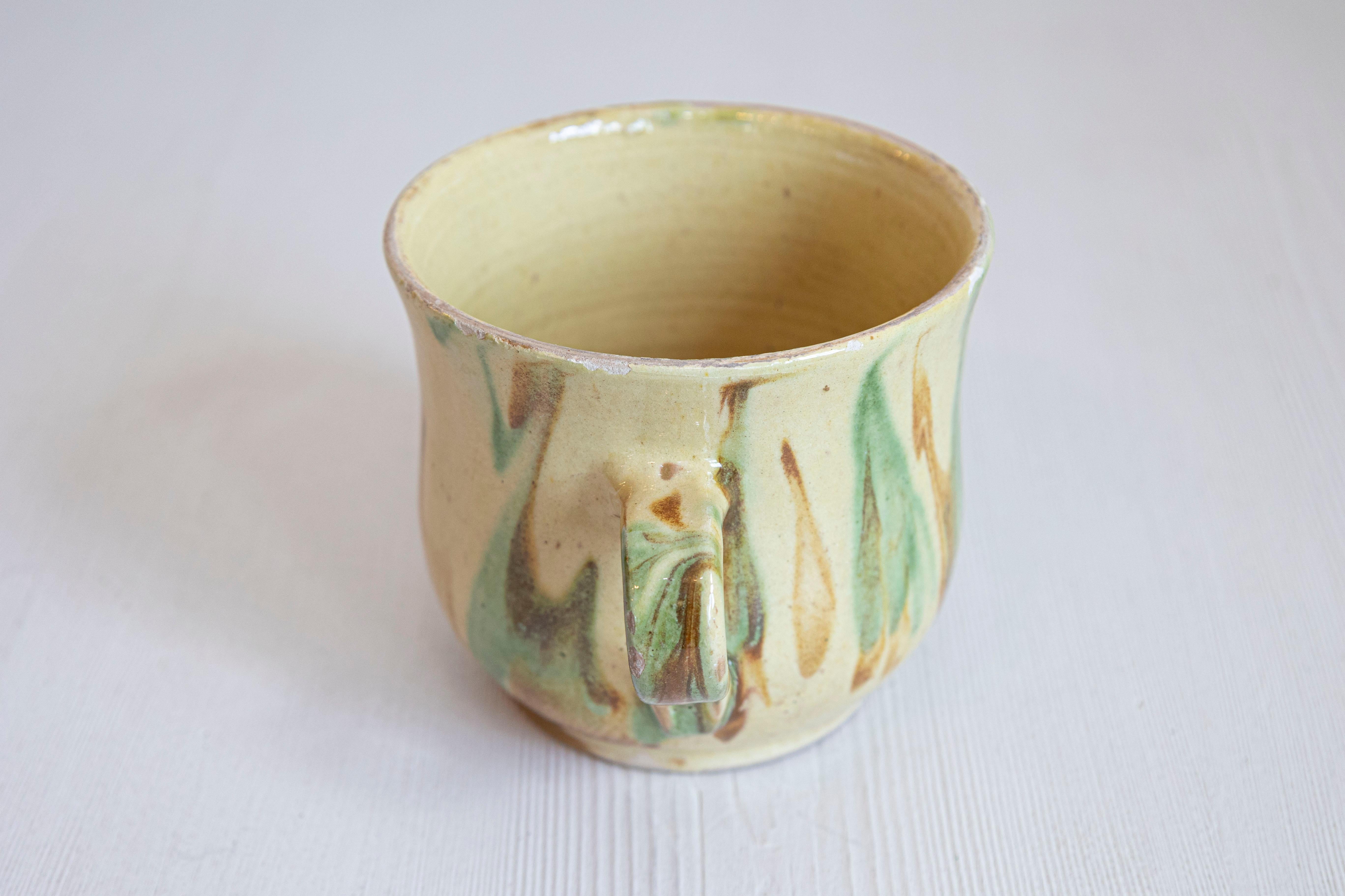 Rustique Tasse rustique française du 19ème siècle avec glaçure jaune, verte et rouille en vente