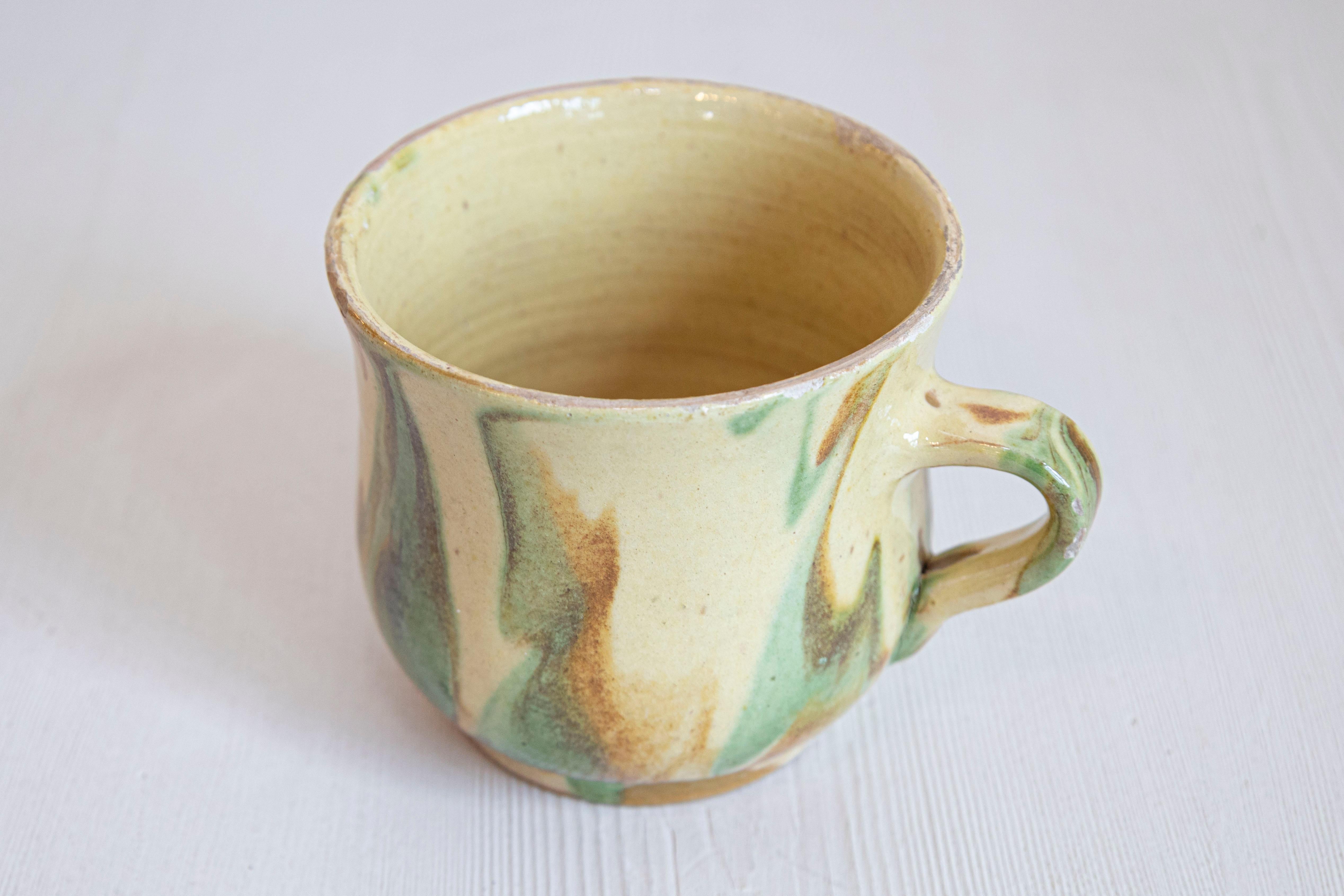 Français Tasse rustique française du 19ème siècle avec glaçure jaune, verte et rouille en vente