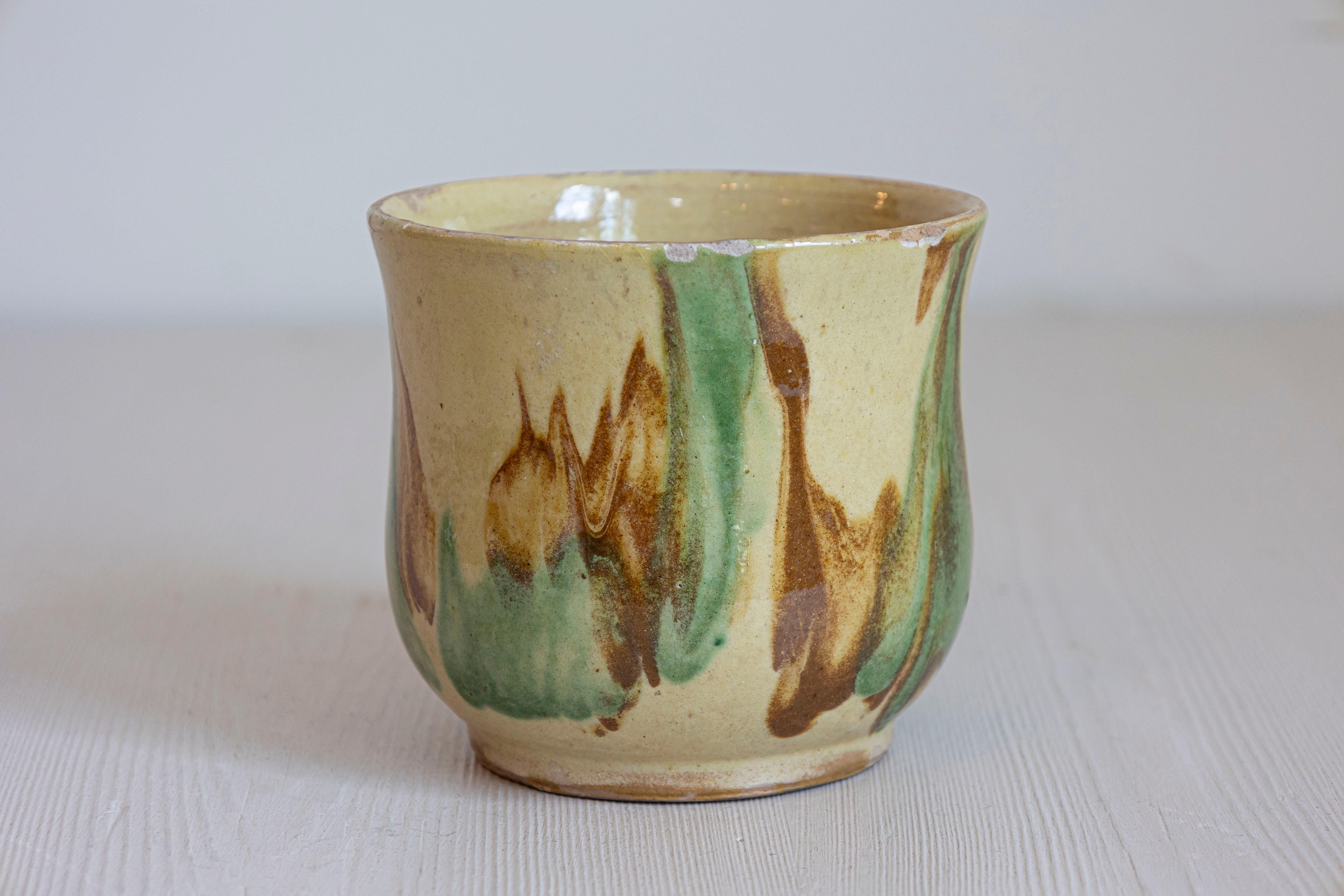 Tasse rustique française du 19ème siècle avec glaçure jaune, verte et rouille Bon état - En vente à Atlanta, GA