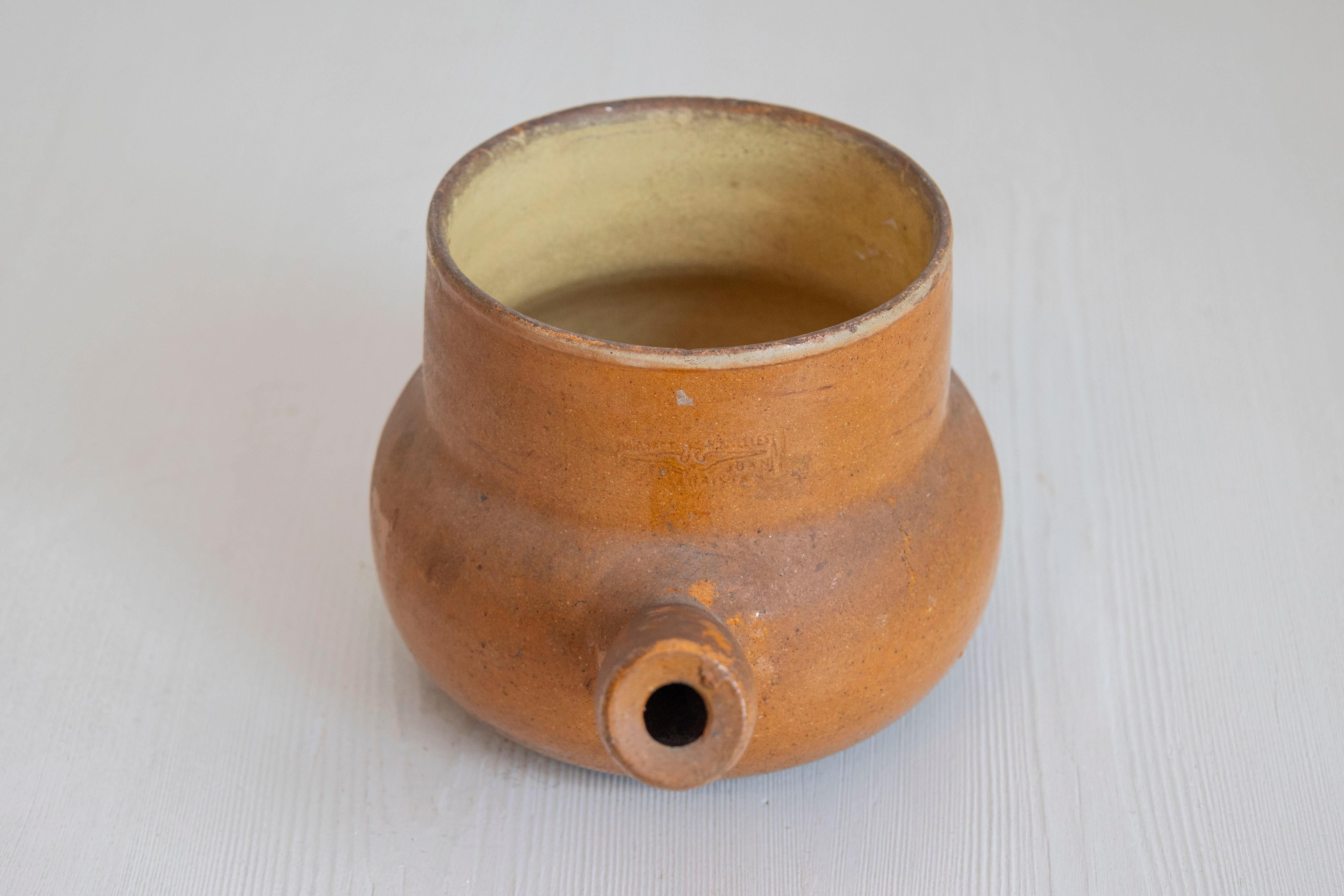 Rustique Poterie rustique française du 19ème siècle à glaçure Brown et poignée droite en vente