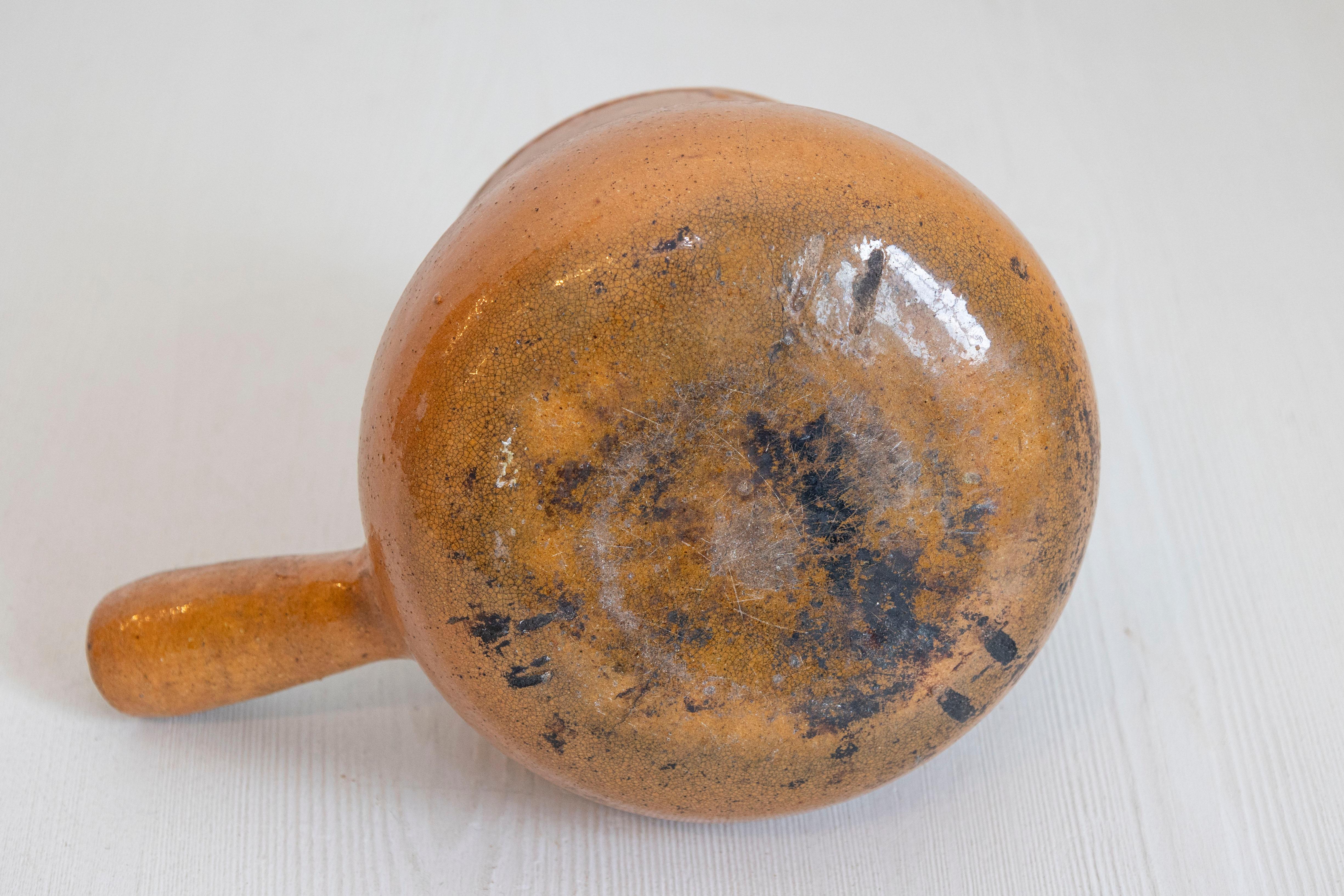 Vernissé Poterie rustique française du 19ème siècle à glaçure Brown et poignée droite en vente