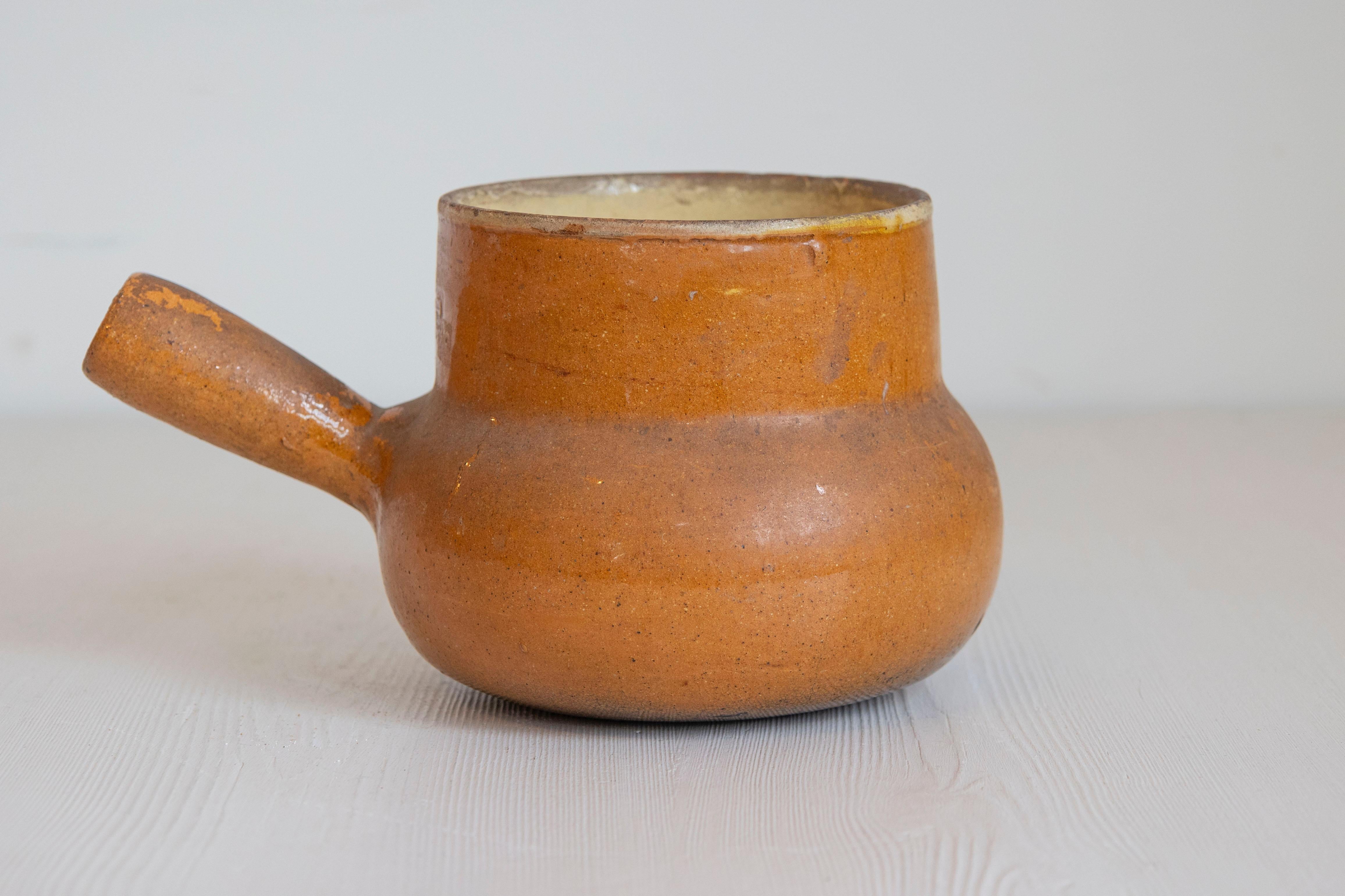 Poterie rustique française du 19ème siècle à glaçure Brown et poignée droite Bon état - En vente à Atlanta, GA