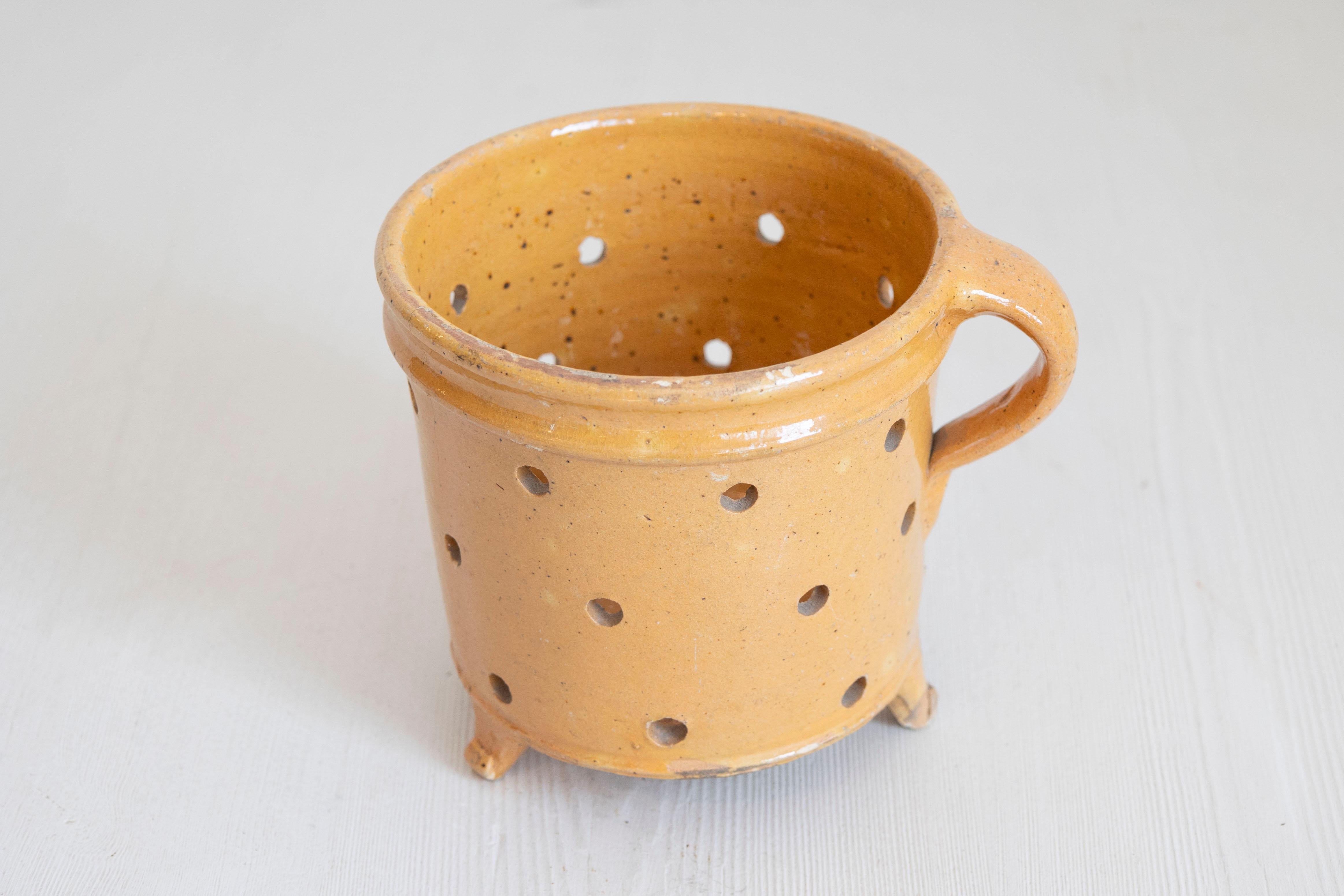 Cuit-vapeur à légumes en poterie rustique française du 19e siècle, à glaçure jaune. Créé en France au XIXe siècle, ce cuiseur à légumes nous charme par ses lignes simples et sa glaçure jaune. Doté d'une poignée arrière et reposant sur de petits