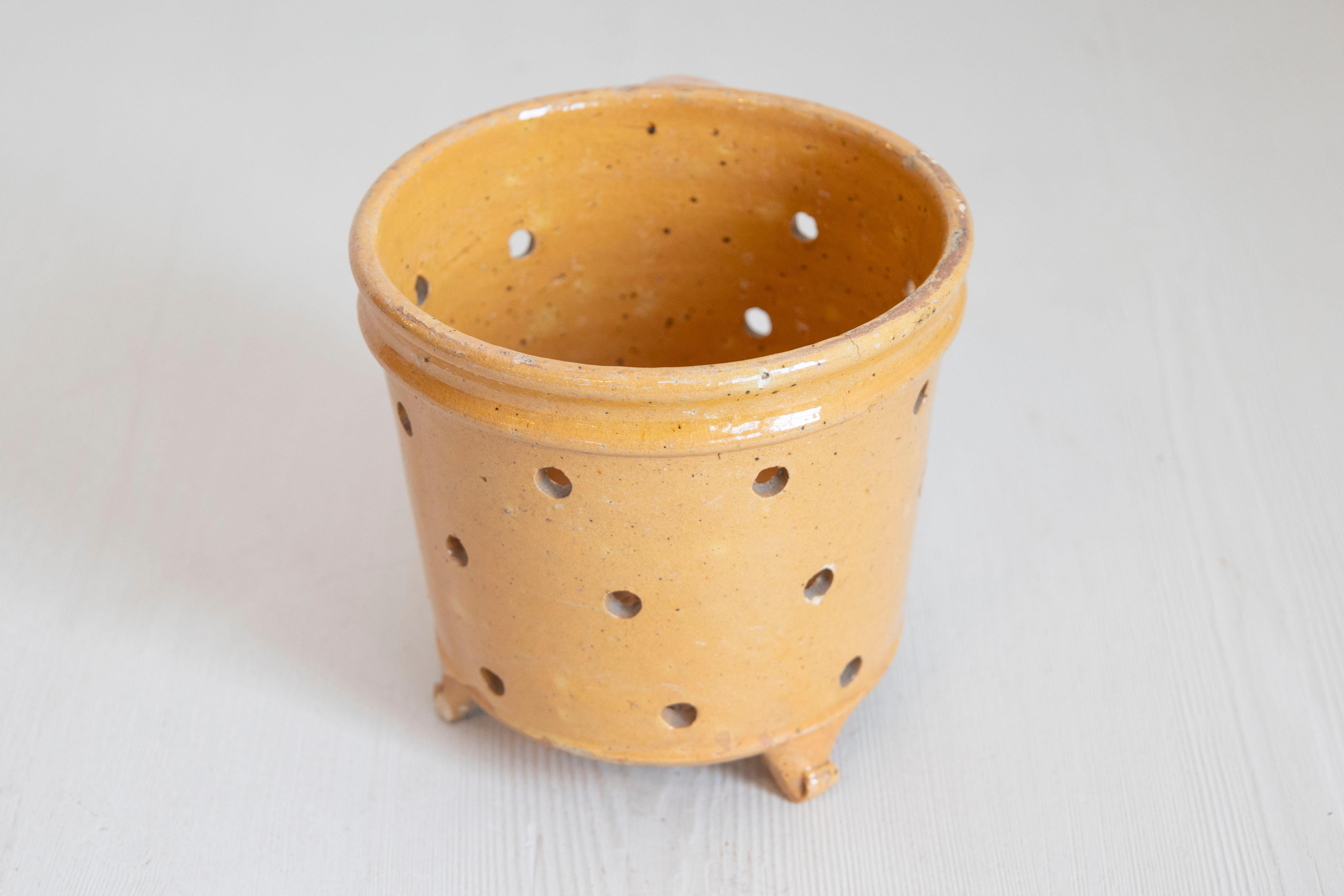 Rustique Steamer à légumes rustique français du 19ème siècle à glaçure jaune en vente
