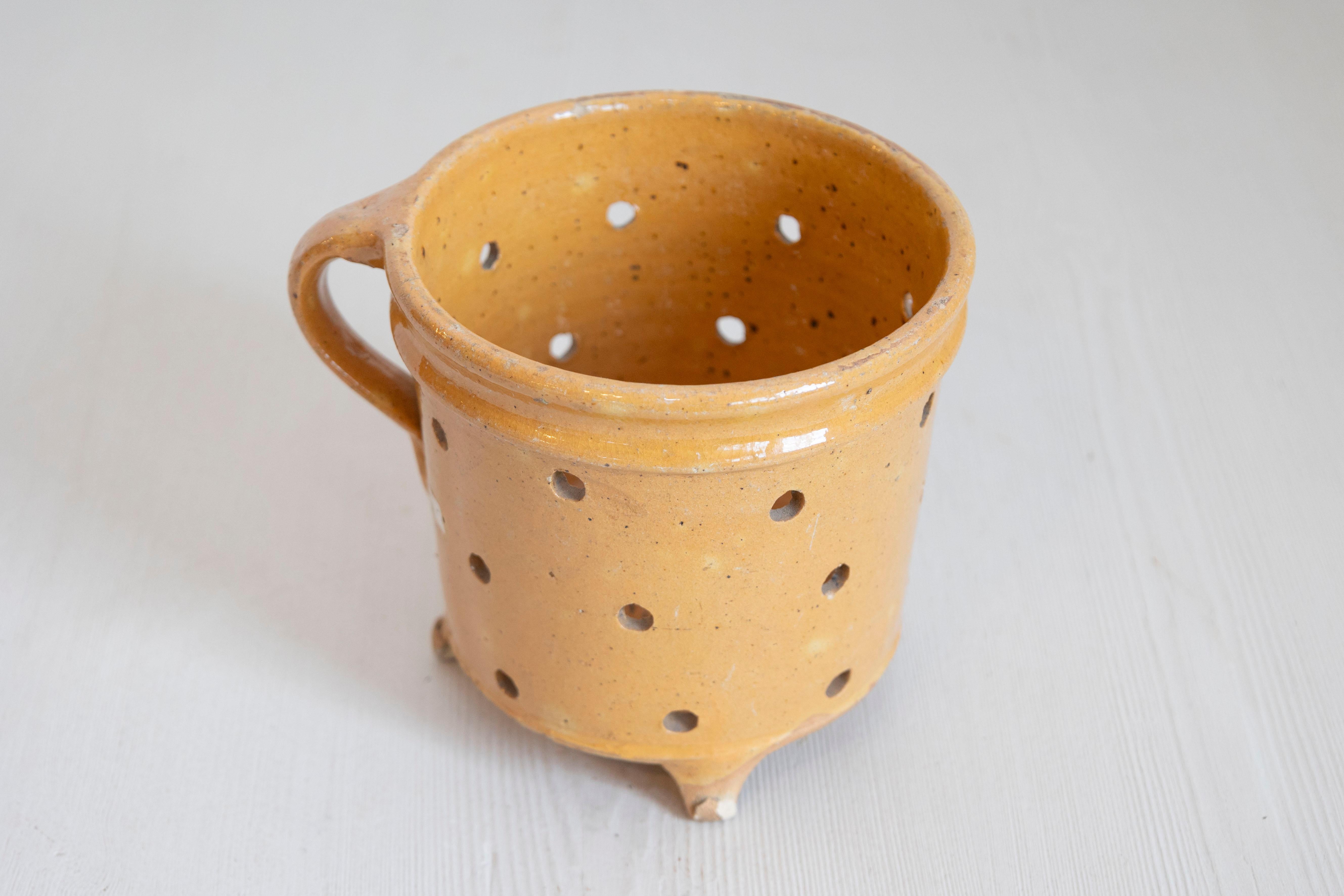 Français Steamer à légumes rustique français du 19ème siècle à glaçure jaune en vente