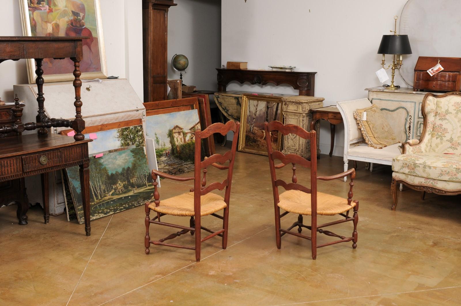 Rustikale französische Sessel aus Nussbaumholz mit Binsensitzen aus dem 19. Jahrhundert, einzeln verkauft im Angebot 2