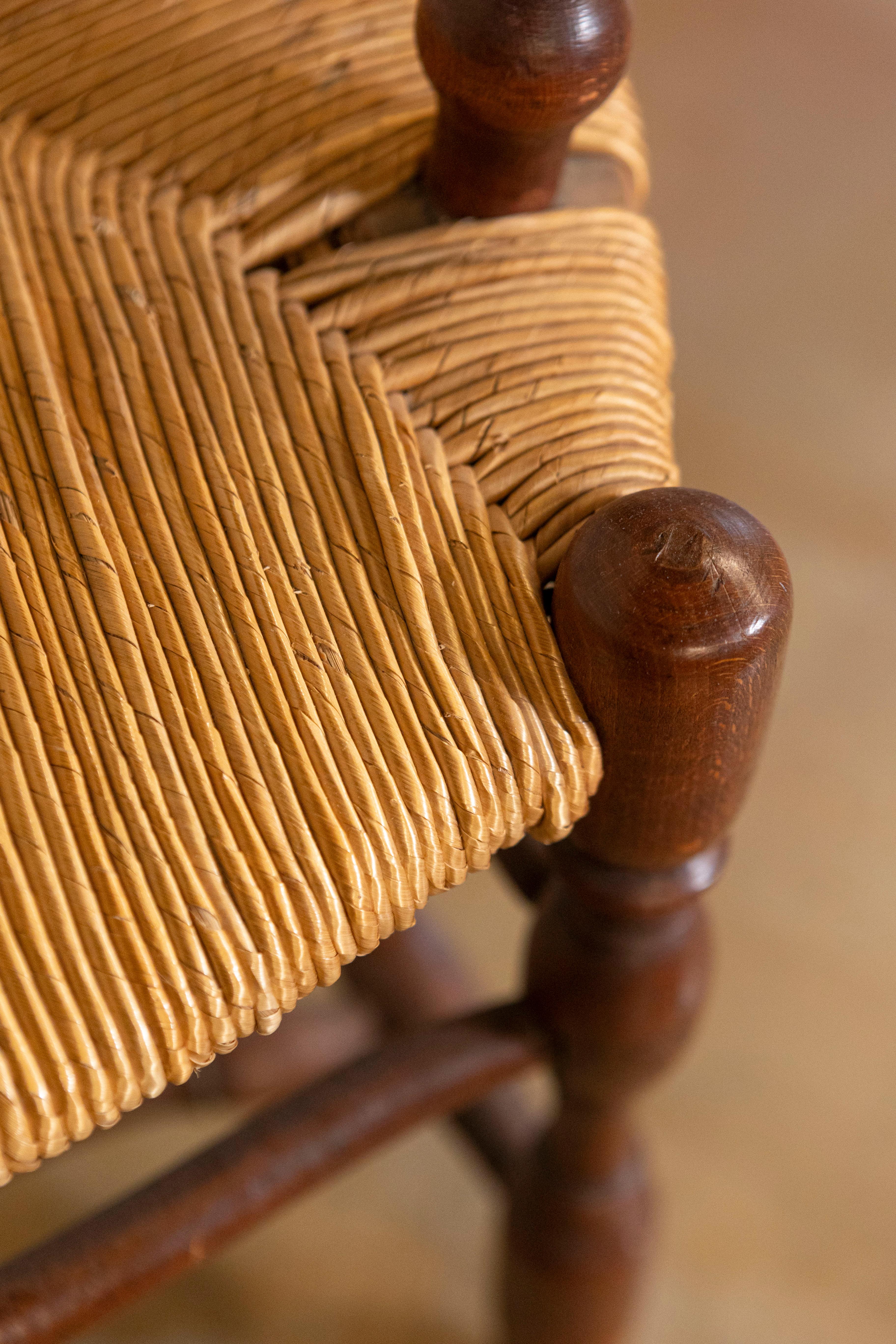 Poltrone rustiche francesi del XIX secolo in noce con sedute in giunco, vendute singolarmente in vendita 1