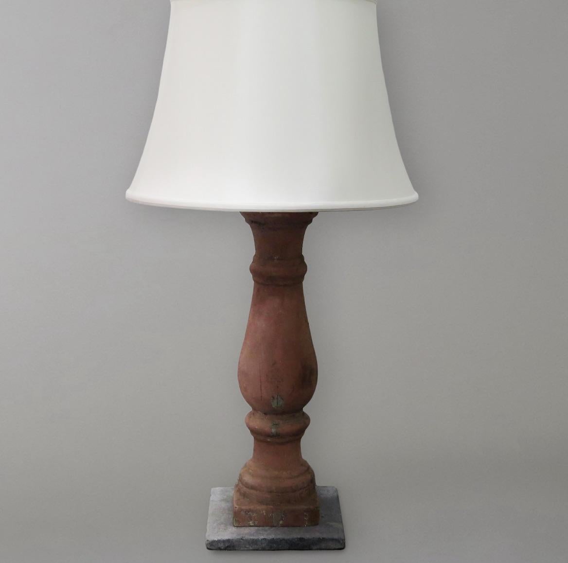 Rustique Lampes balustres françaises rustiques sur socle en pierre bleue belge, France en vente