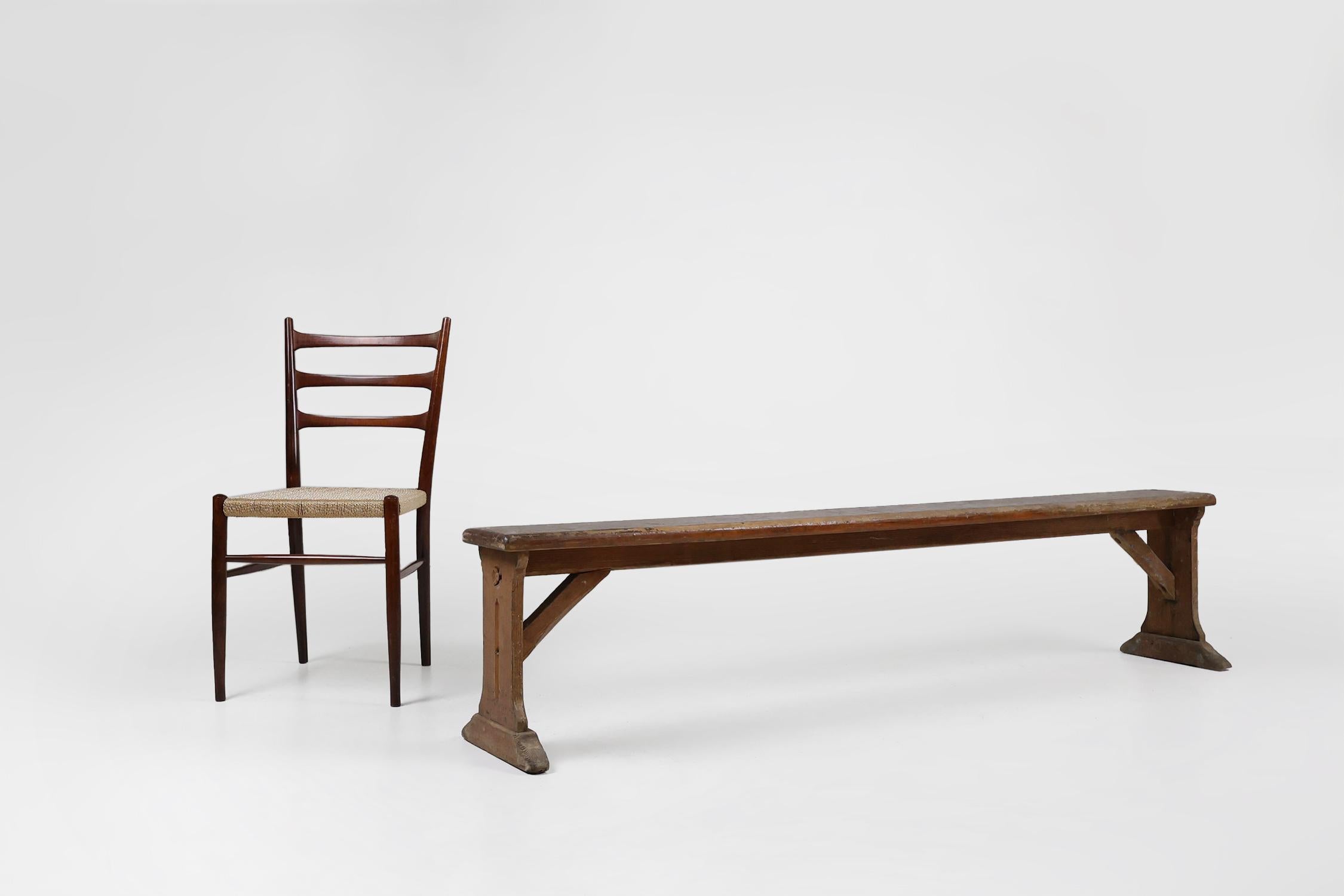 France / 1850 / banc / bois de chêne / Rustique / Milieu de siècle 

Un banc rustique avec une très belle patine en bois de chêne, fabriqué vers 1850 en France. Deux pieds robustes et une poutre transversale garantissent la stabilité et la