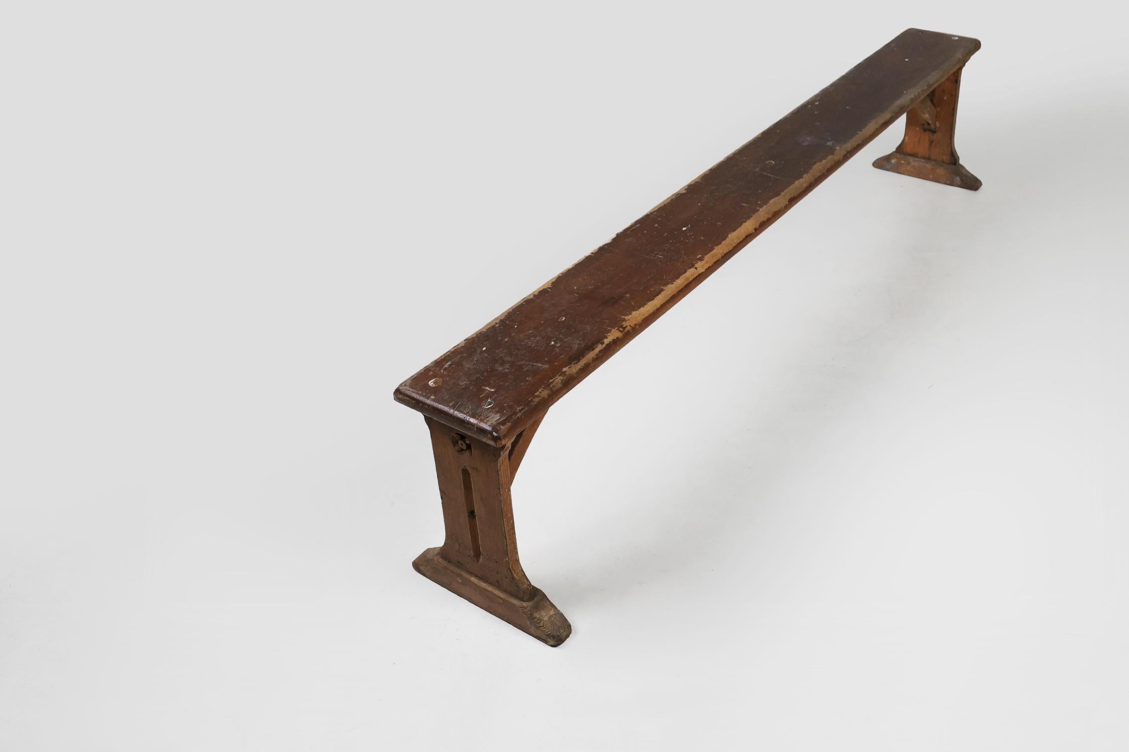Milieu du XIXe siècle Banc rustique français en Oak Oak avec sculptures et belle patine, vers 1850 en vente